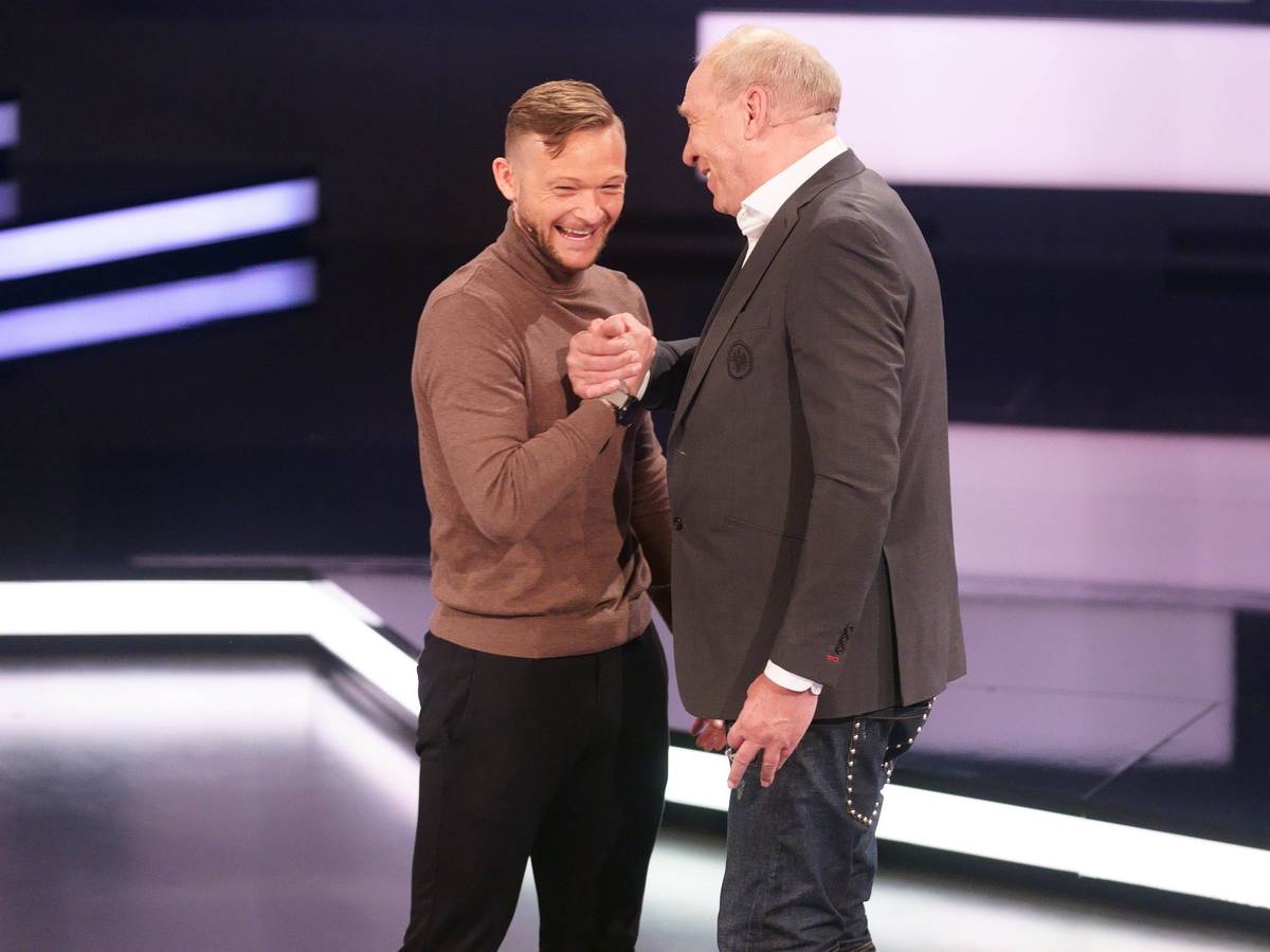 Lukas Püttmann steht neben Peter Fischer im aktuellen Sportstudio.