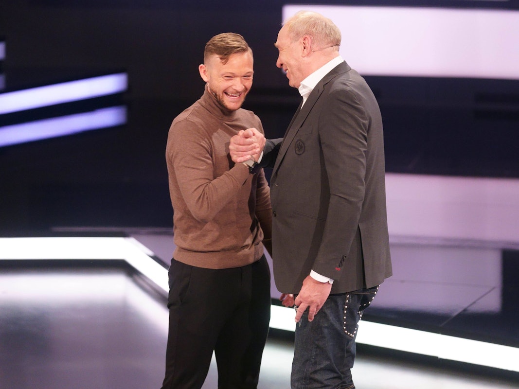 Lukas Püttmann steht neben Peter Fischer im aktuellen Sportstudio.