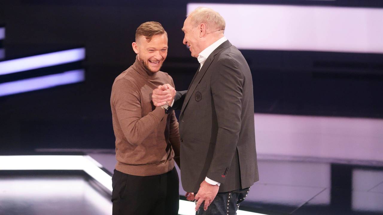 Lukas Püttmann steht neben Peter Fischer im aktuellen Sportstudio.