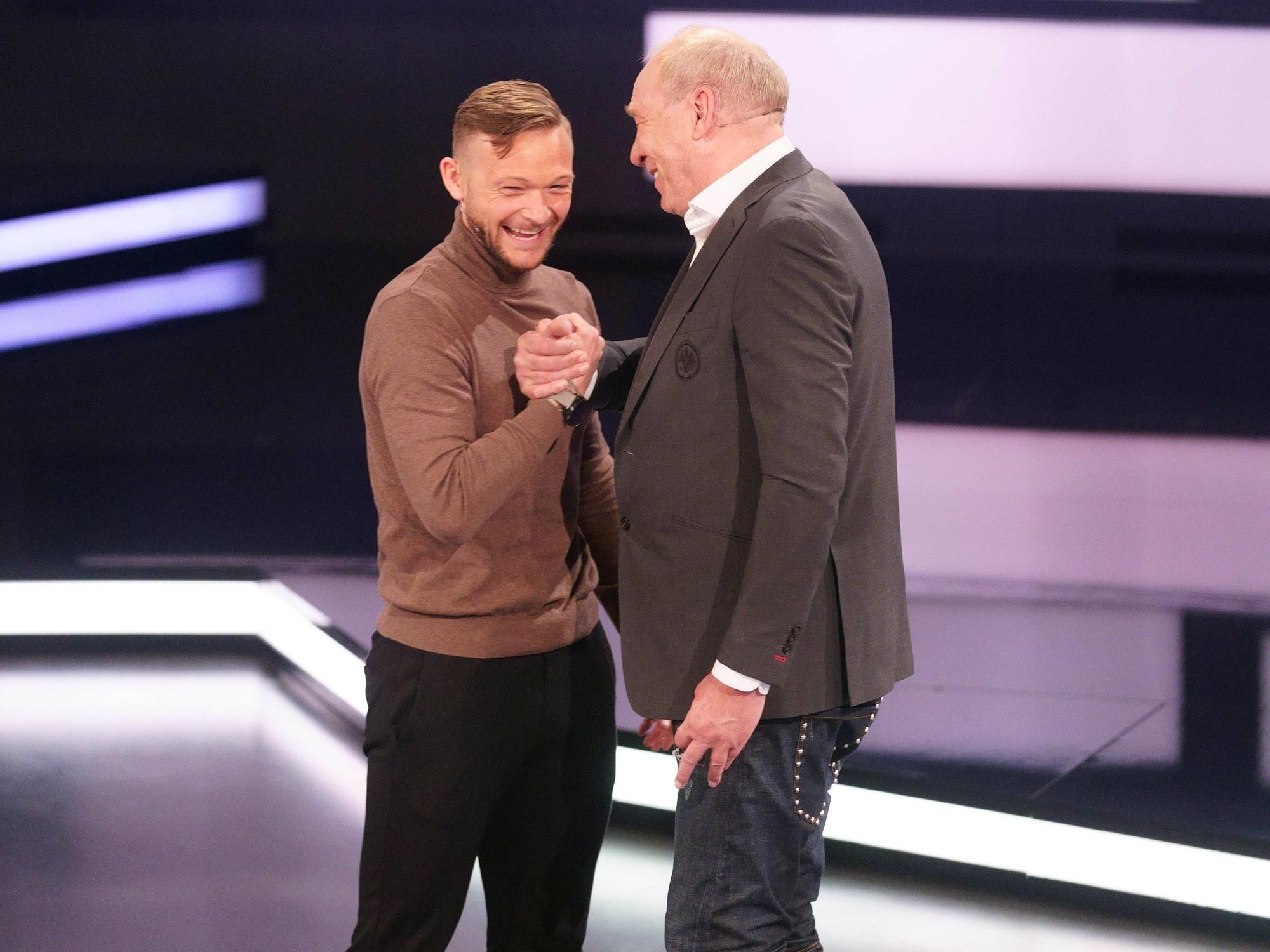 Lukas Püttmann steht neben Peter Fischer im aktuellen Sportstudio.