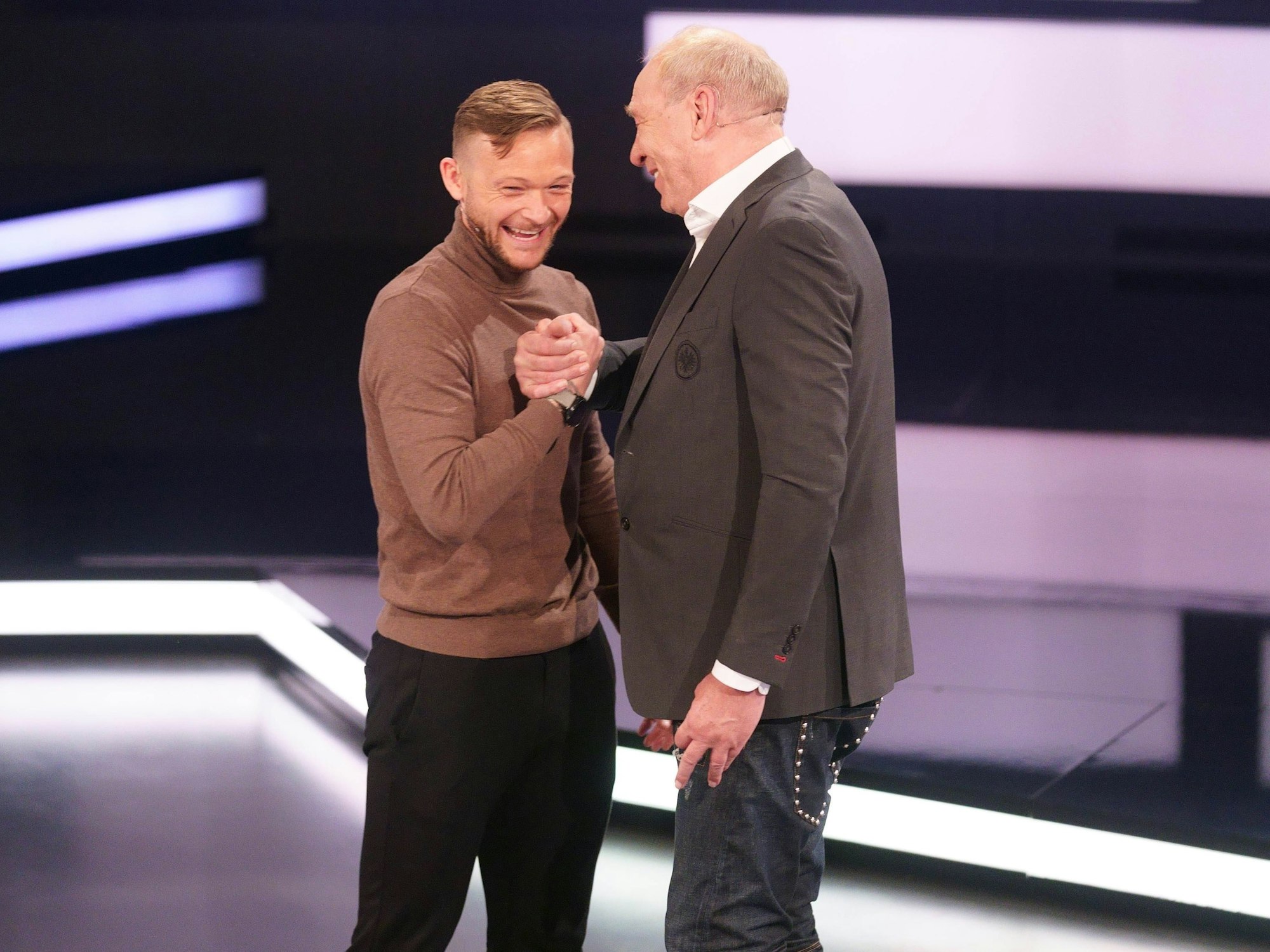 Lukas Püttmann steht neben Peter Fischer im aktuellen Sportstudio.