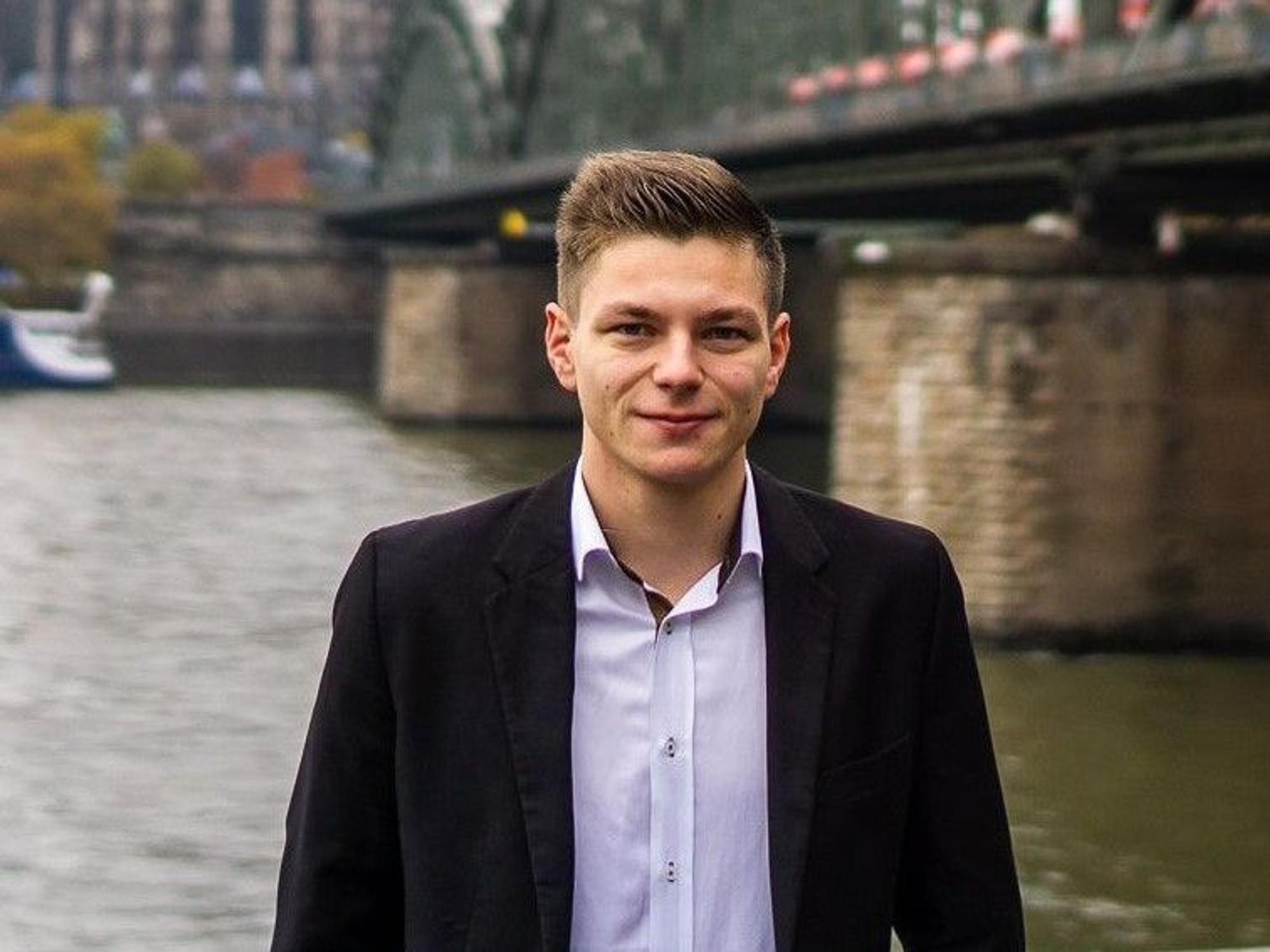 Mario Schmitz vor dem Rheinpanorama