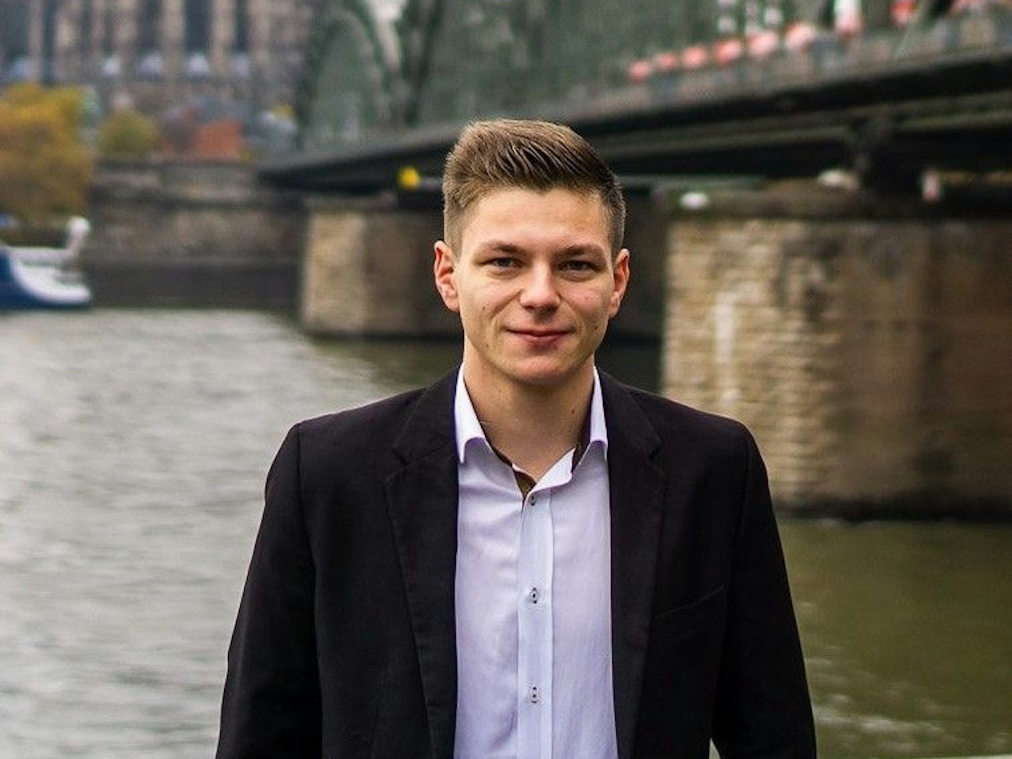 Mario Schmitz vor dem Rheinpanorama