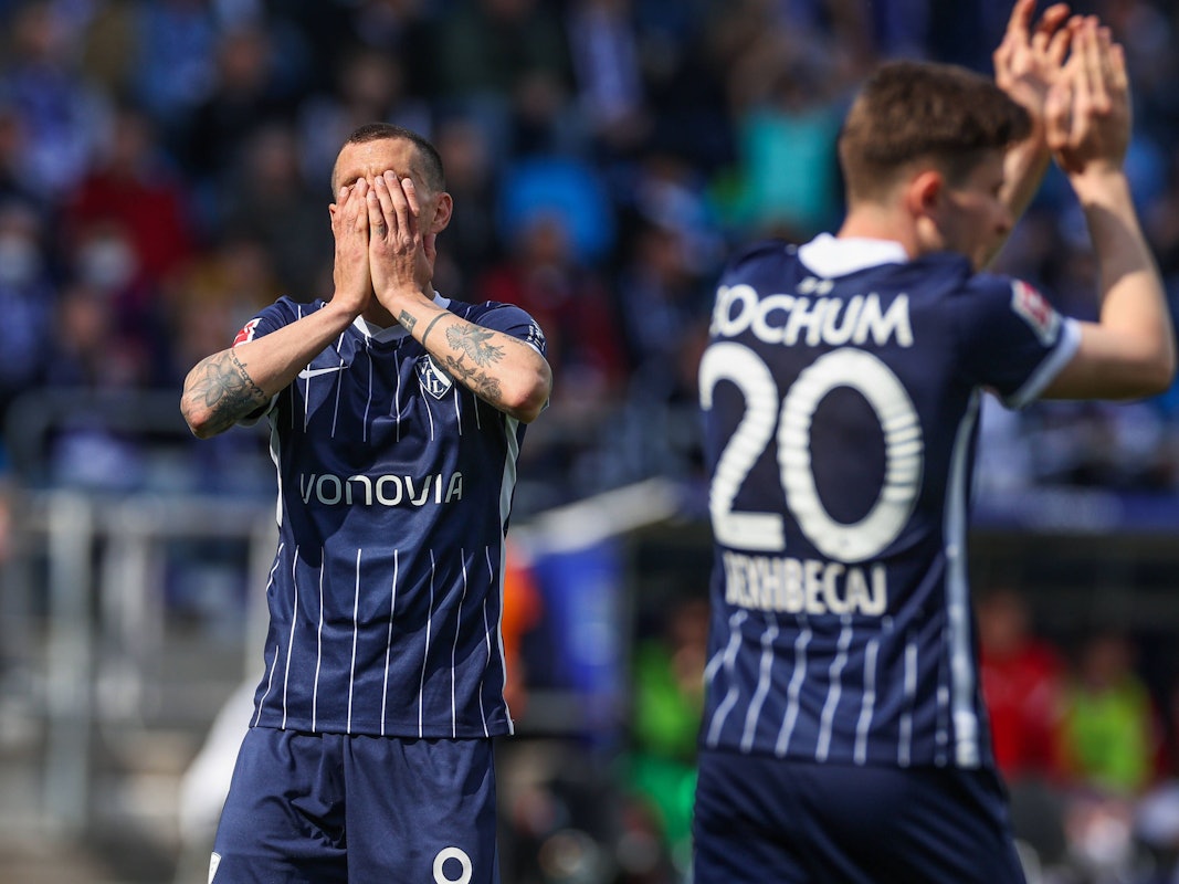 Simon Zoller (VfL Bochum) reagiert beim Spiel gegen den FC Augsburg.