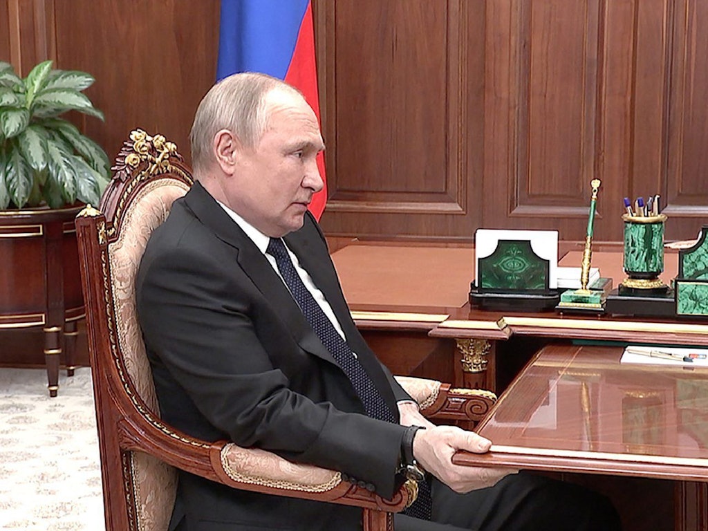 Er klammert sich an den Tisch, sein Bein wackelt: Videos und Fotos, die Wladimir Putin am 21. April bei einem Treffen mit Verteidigungsminister Schoigu im Kreml zeigen, sorgen weltweit für Spekulationen.