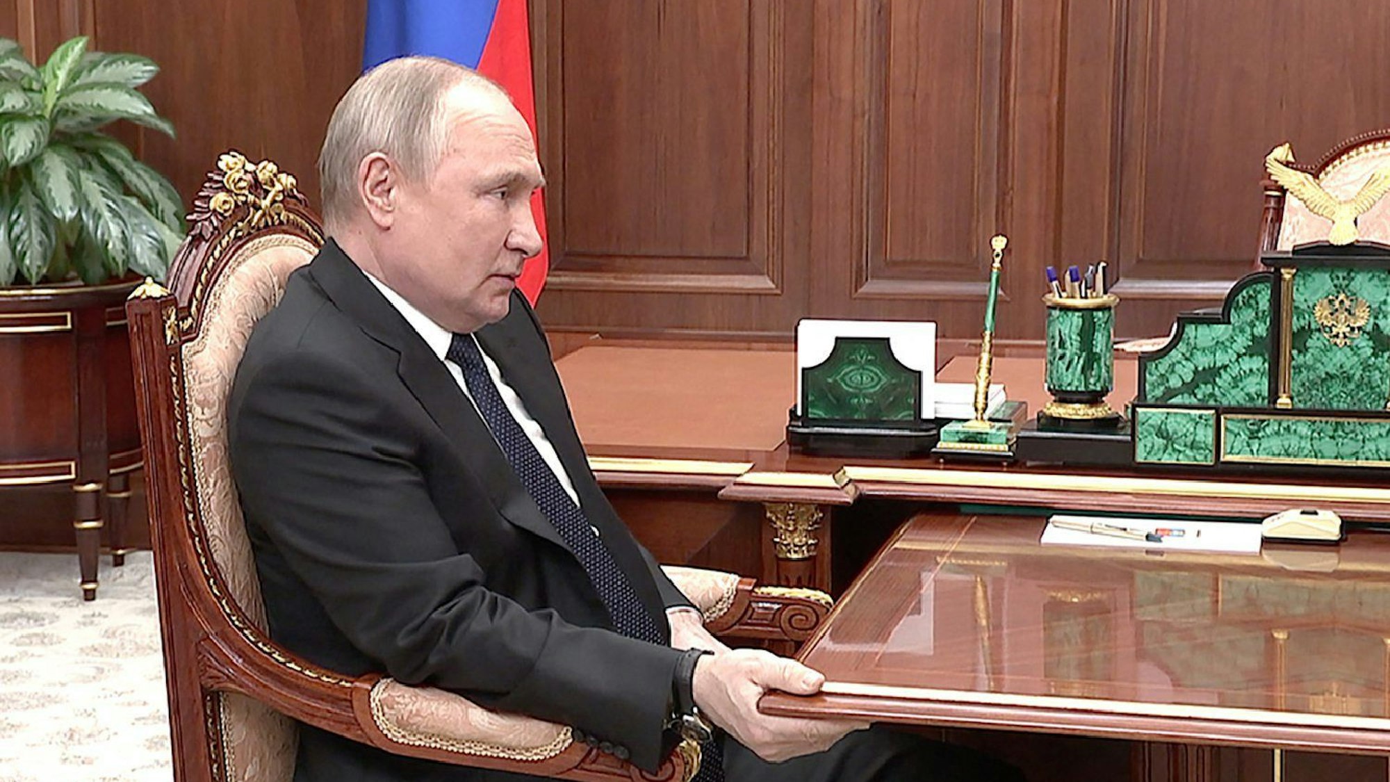 Er klammert sich an den Tisch, sein Bein wackelt: Videos und Fotos, die Wladimir Putin am 21. April bei einem Treffen mit Verteidigungsminister Schoigu im Kreml zeigen, sorgen weltweit für Spekulationen.