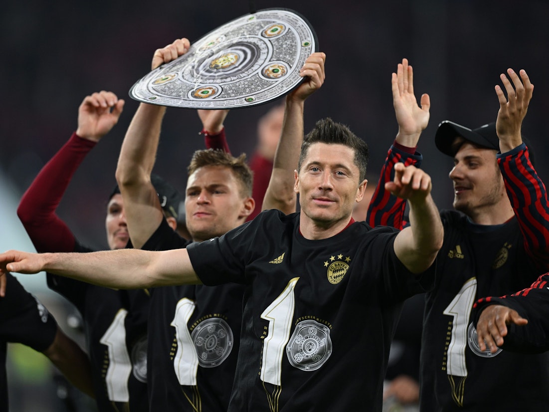 Robert Lewandowski (Mitte) bejubelt am 23. April 2022 seine 10. Deutsche Meisterschaft mit seinen Kollegen des FC Bayern München.