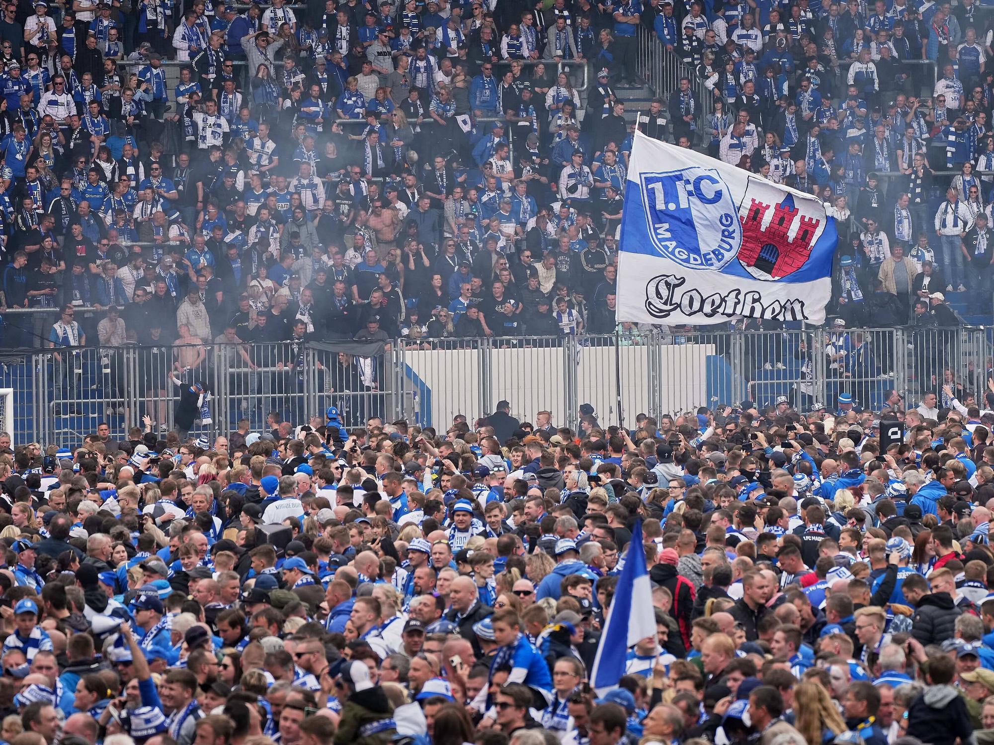 Die Fans fluten den Rasen in Magdeburg