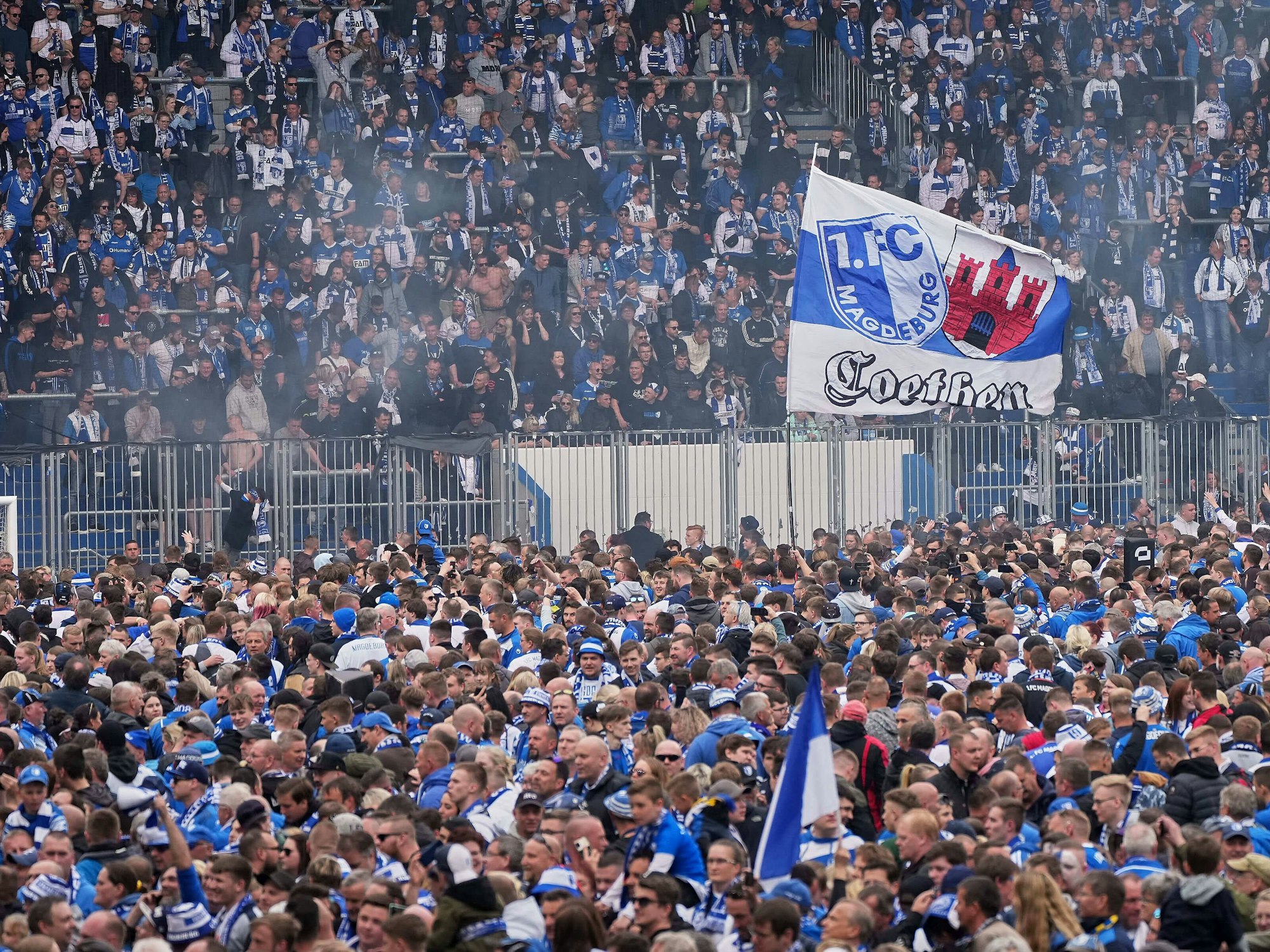 Die Fans fluten den Rasen in Magdeburg