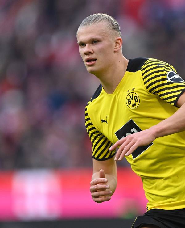 Erling Haaland läuft bei der BVB-Niederlage beim FC Bayern in der Bundesliga über den Platz