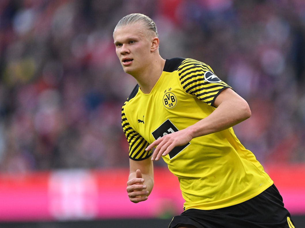 Erling Haaland läuft bei der BVB-Niederlage beim FC Bayern in der Bundesliga über den Platz