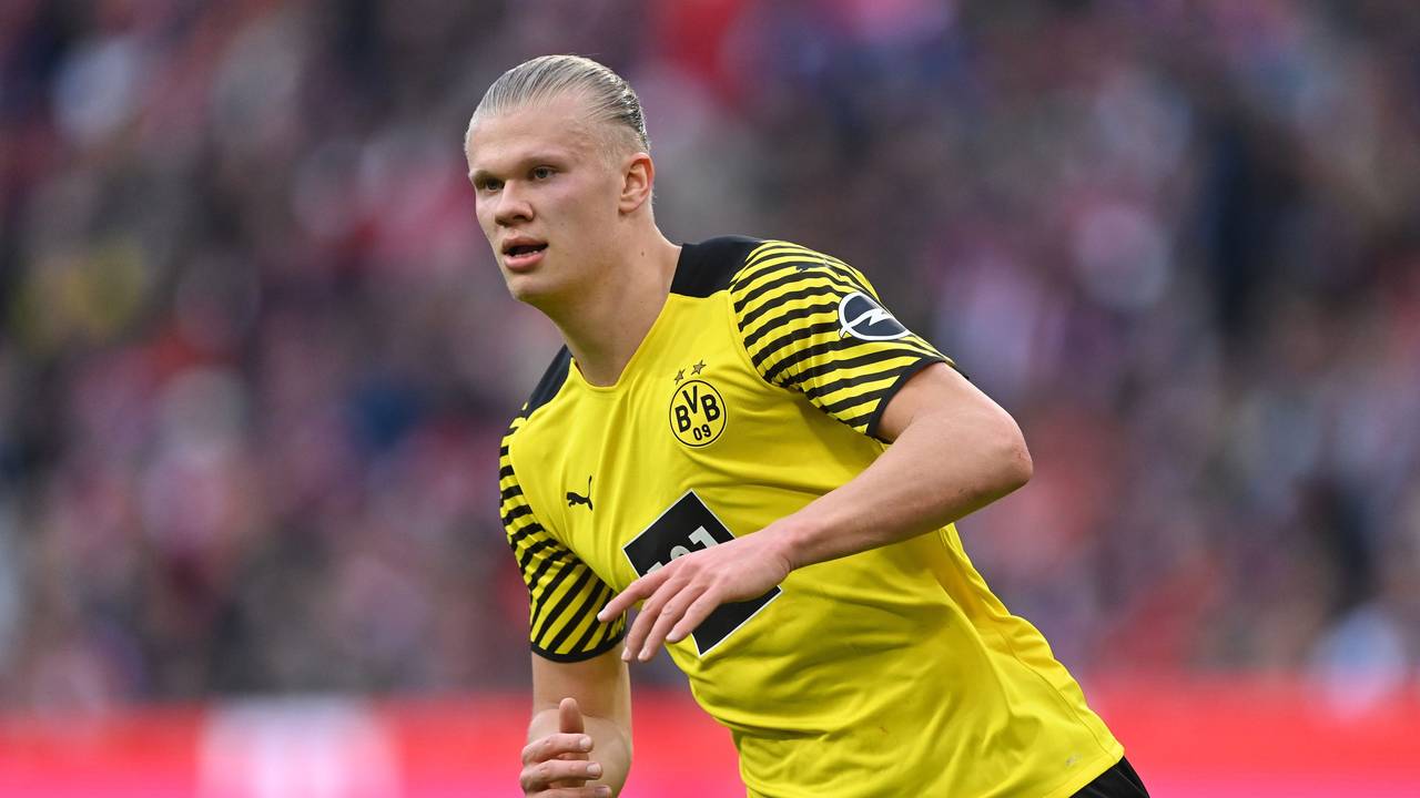 Erling Haaland läuft bei der BVB-Niederlage beim FC Bayern in der Bundesliga über den Platz