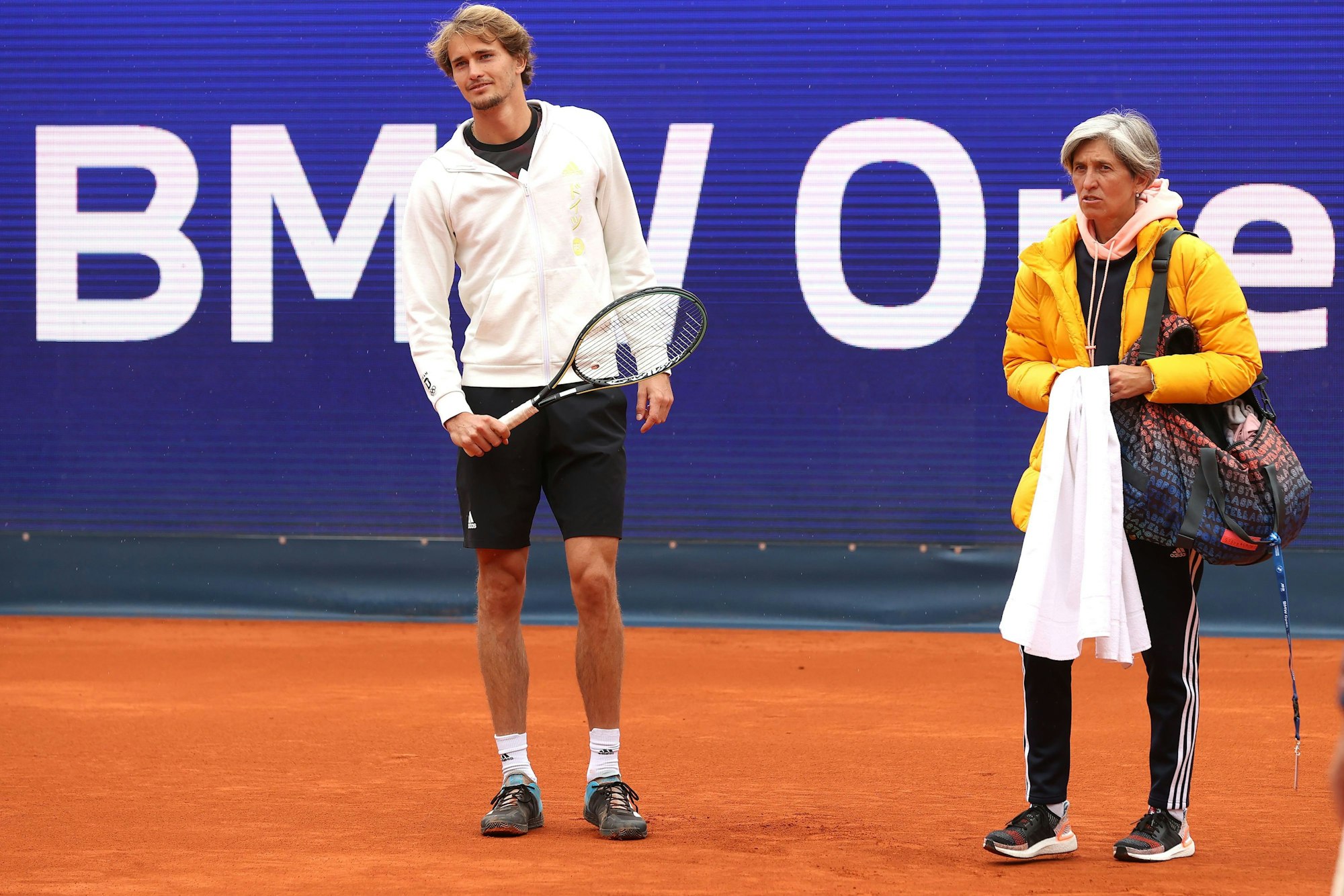 Irina Zvereva hält ein Handtuch neben ihrem Sohn Alexander Zverev.