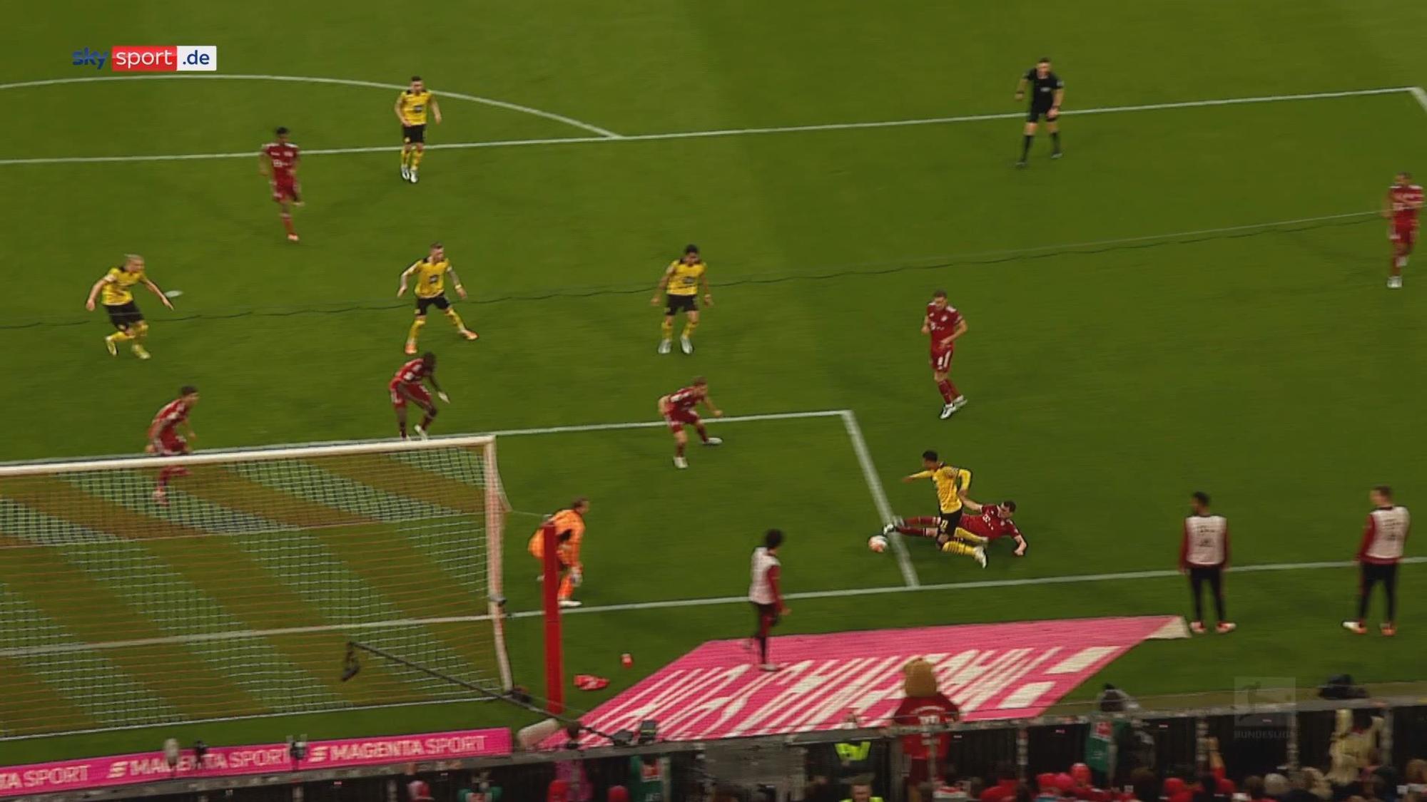 Jude Bellingham kommt im Zweikampf mit Benjamin Pavard zu Fall. Einen Elfmeter gab es für die Szene im Spiel von Bayern München gegen Borussia Dortmund nicht.