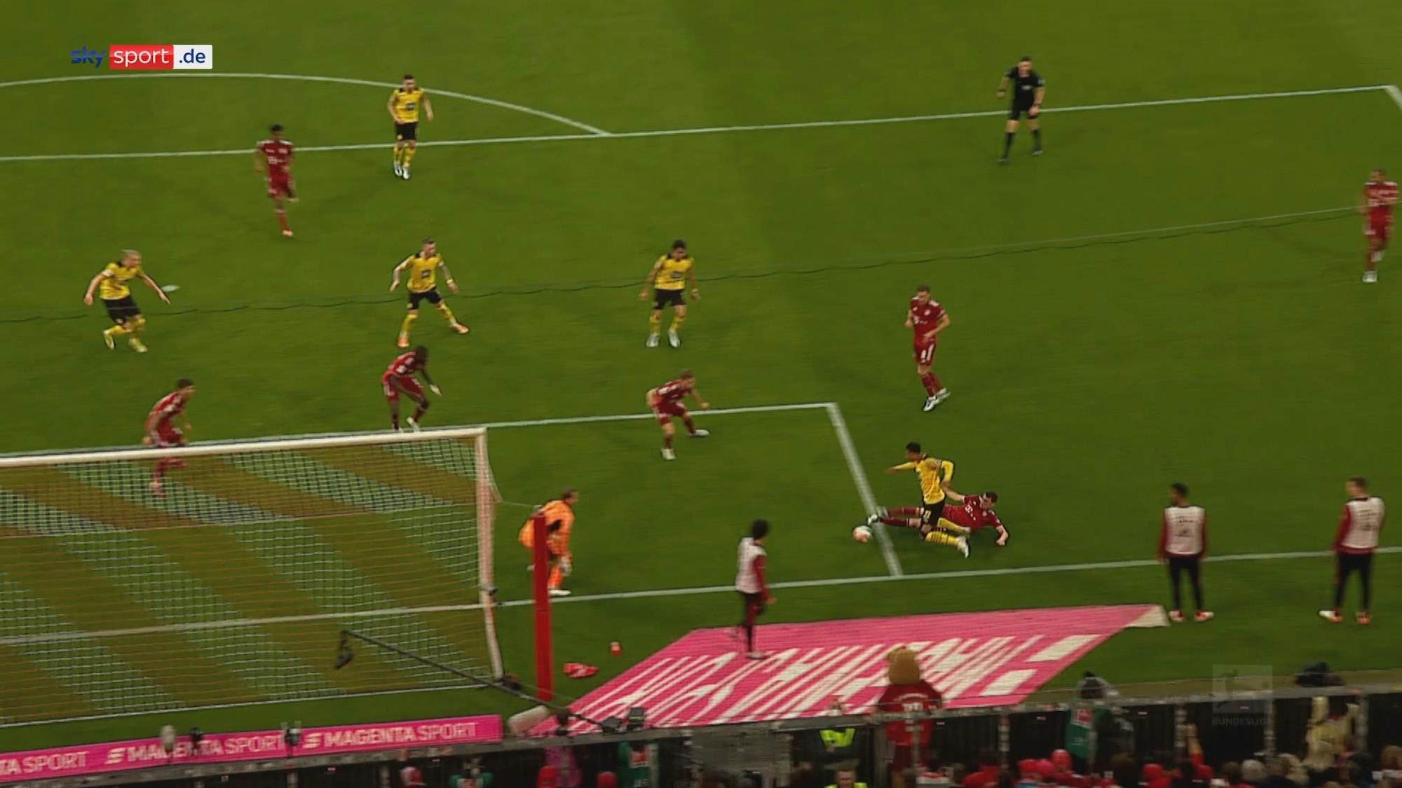 Jude Bellingham kommt im Zweikampf mit Benjamin Pavard zu Fall. Einen Elfmeter gab es für die Szene im Spiel von Bayern München gegen Borussia Dortmund nicht.