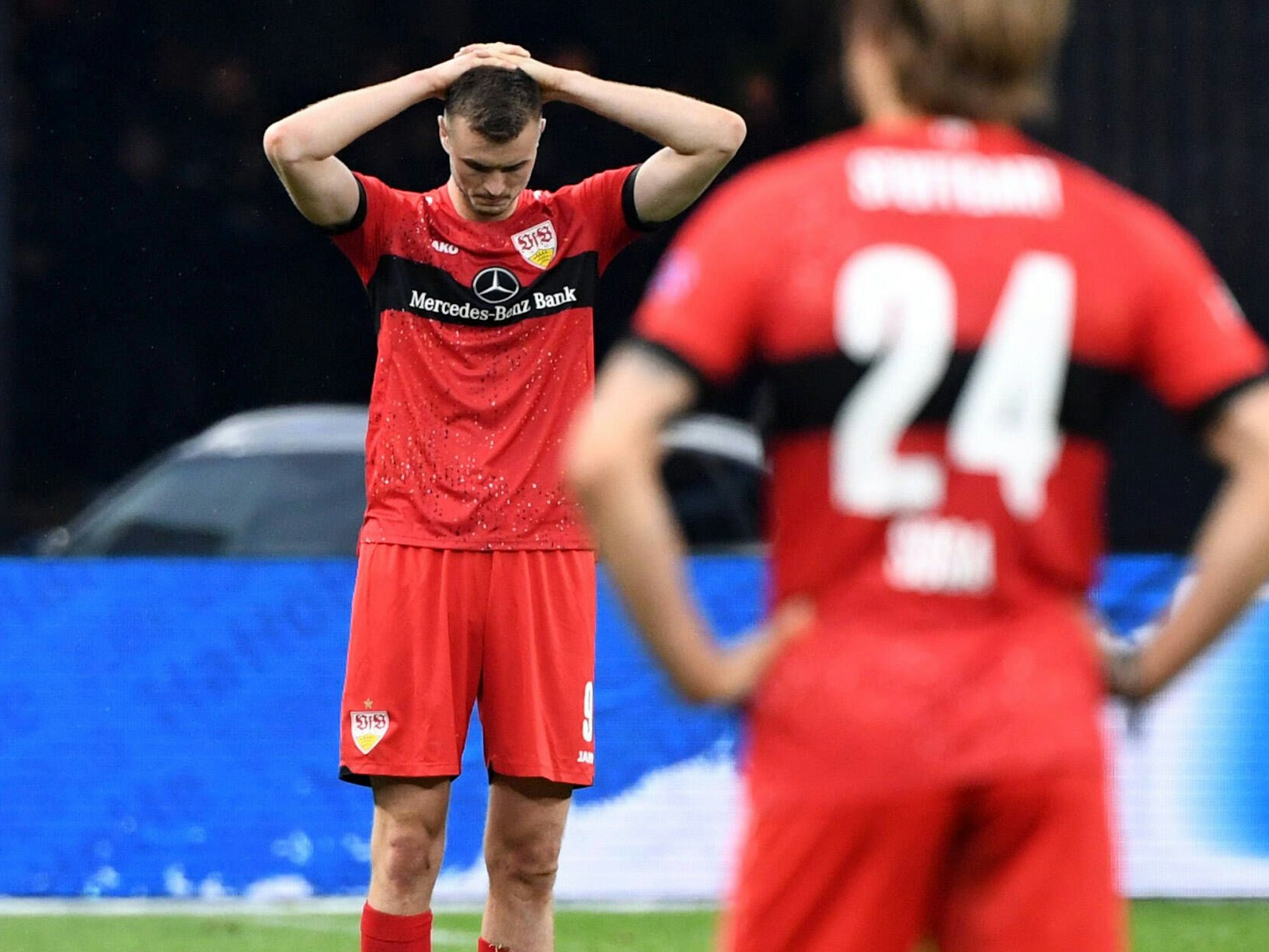 Sasa Kalajdzic (VfB Stuttgart) weint auf dem Platz.