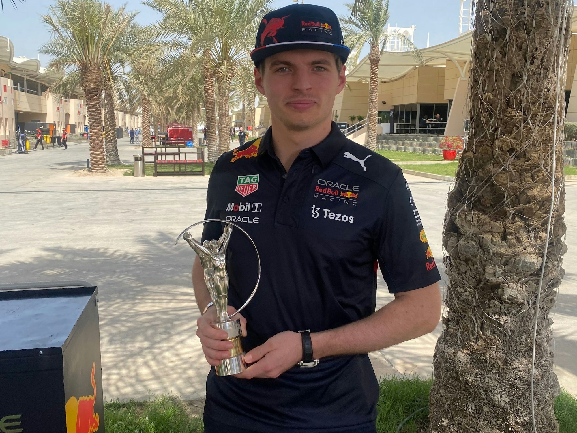 Formel-1- Pilot Max Verstappen mit dem Preis von Laureus.