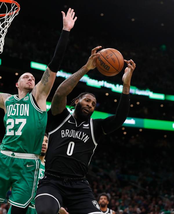 Daniel Theis (M, 27) von den Boston Celtics verteidigt gegen Andre Drummond (r, 0) von den Brooklyn Nets.