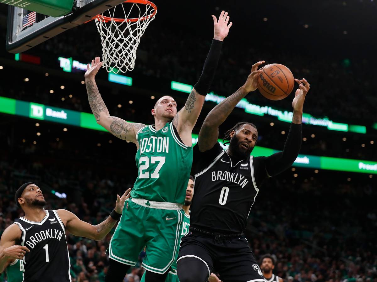 Daniel Theis (M, 27) von den Boston Celtics verteidigt gegen Andre Drummond (r, 0) von den Brooklyn Nets.