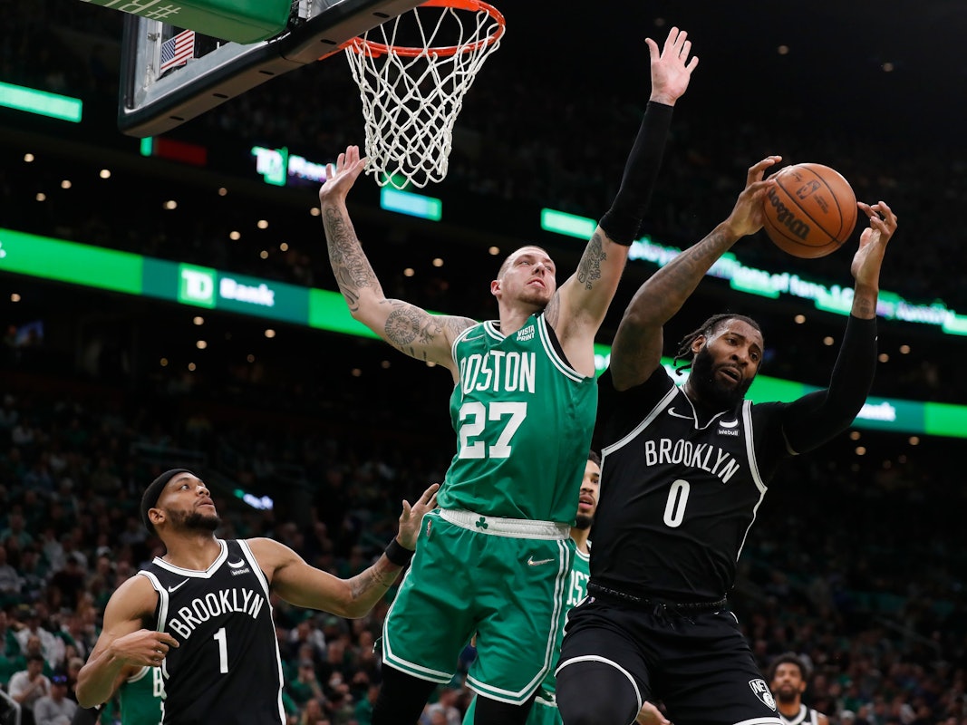 Daniel Theis (M, 27) von den Boston Celtics verteidigt gegen Andre Drummond (r, 0) von den Brooklyn Nets.