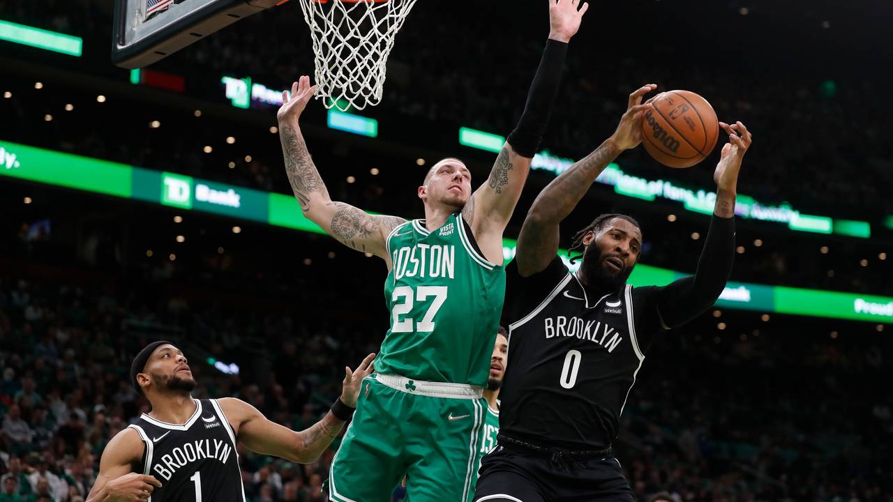 Daniel Theis (M, 27) von den Boston Celtics verteidigt gegen Andre Drummond (r, 0) von den Brooklyn Nets.