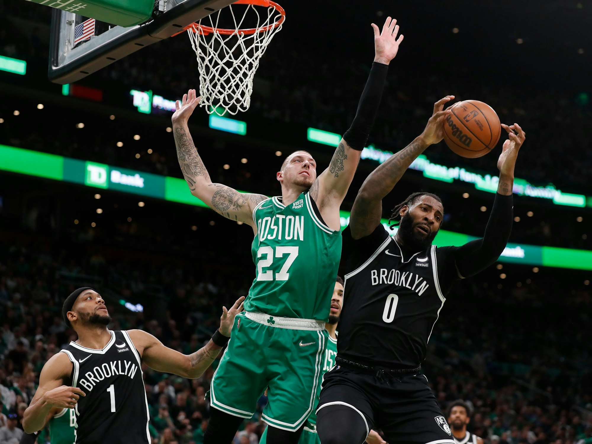 Daniel Theis (M, 27) von den Boston Celtics verteidigt gegen Andre Drummond (r, 0) von den Brooklyn Nets.