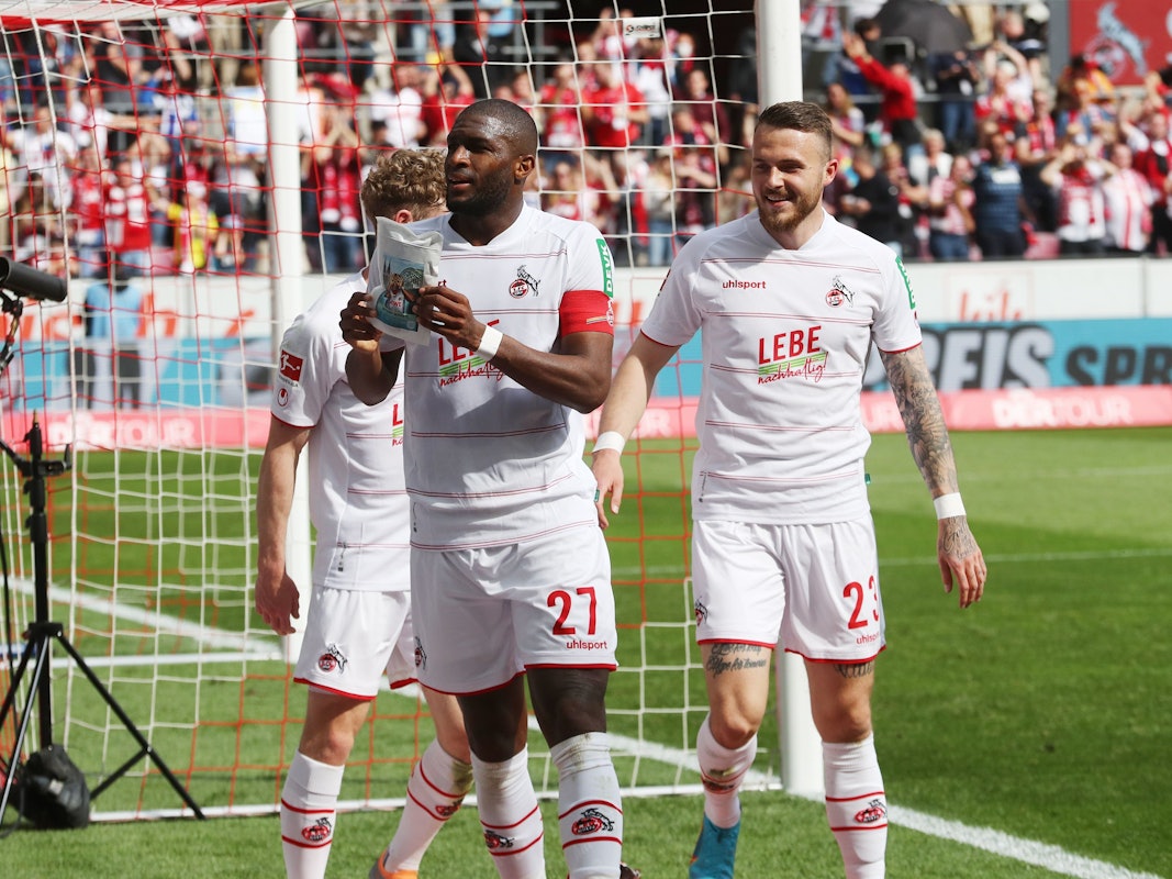 Anthony Modeste jubelt mit Werbung für seinen Kaffee.