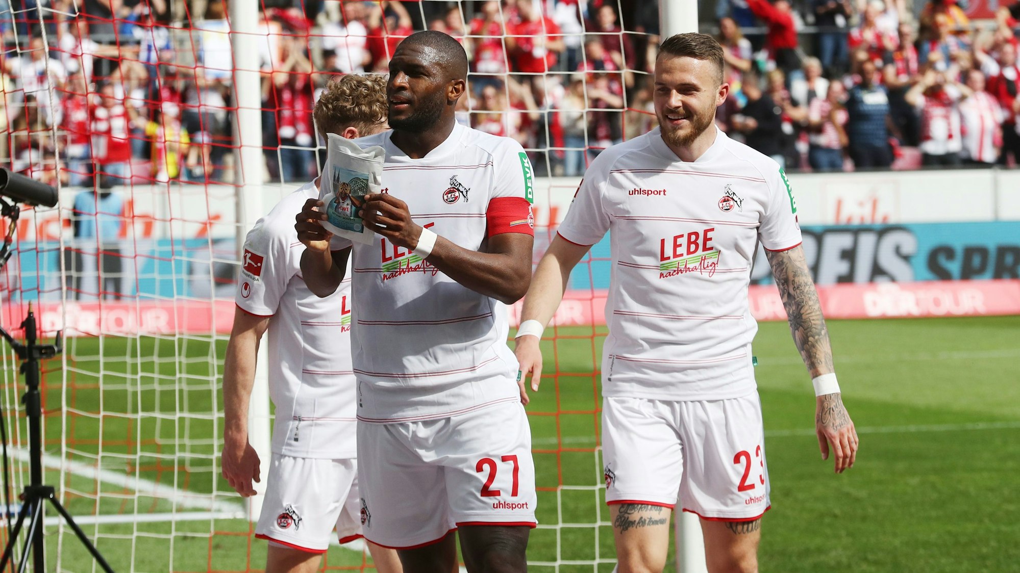 Anthony Modeste jubelt mit Werbung für seinen Kaffee.