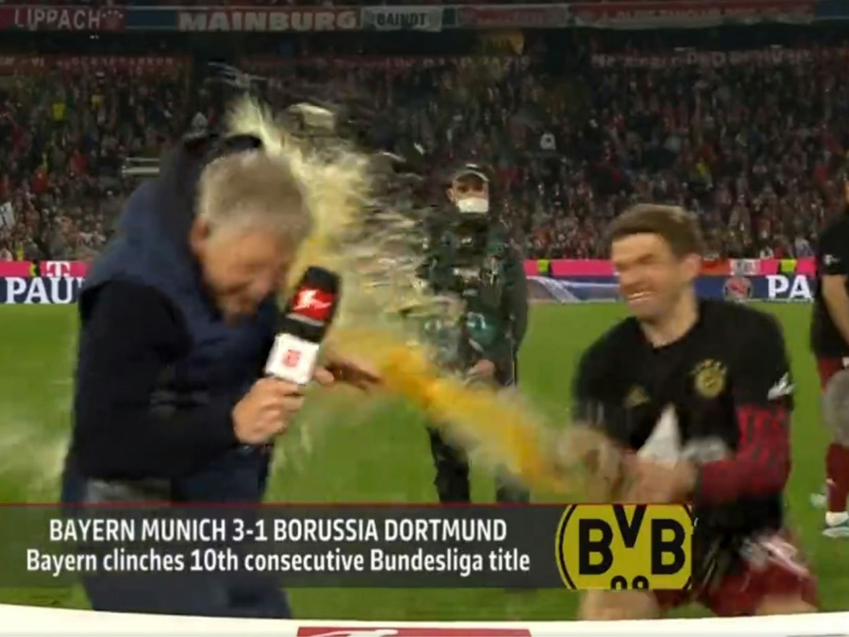Thomas Müller überschüttet Bastian Schweinsteiger mit Weißbier.