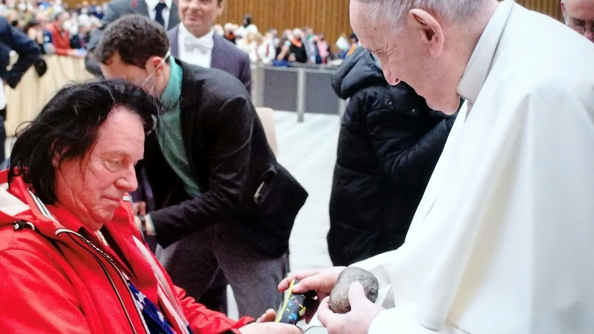 Jonny Winters bei der Übergabe an Papst Franziskus