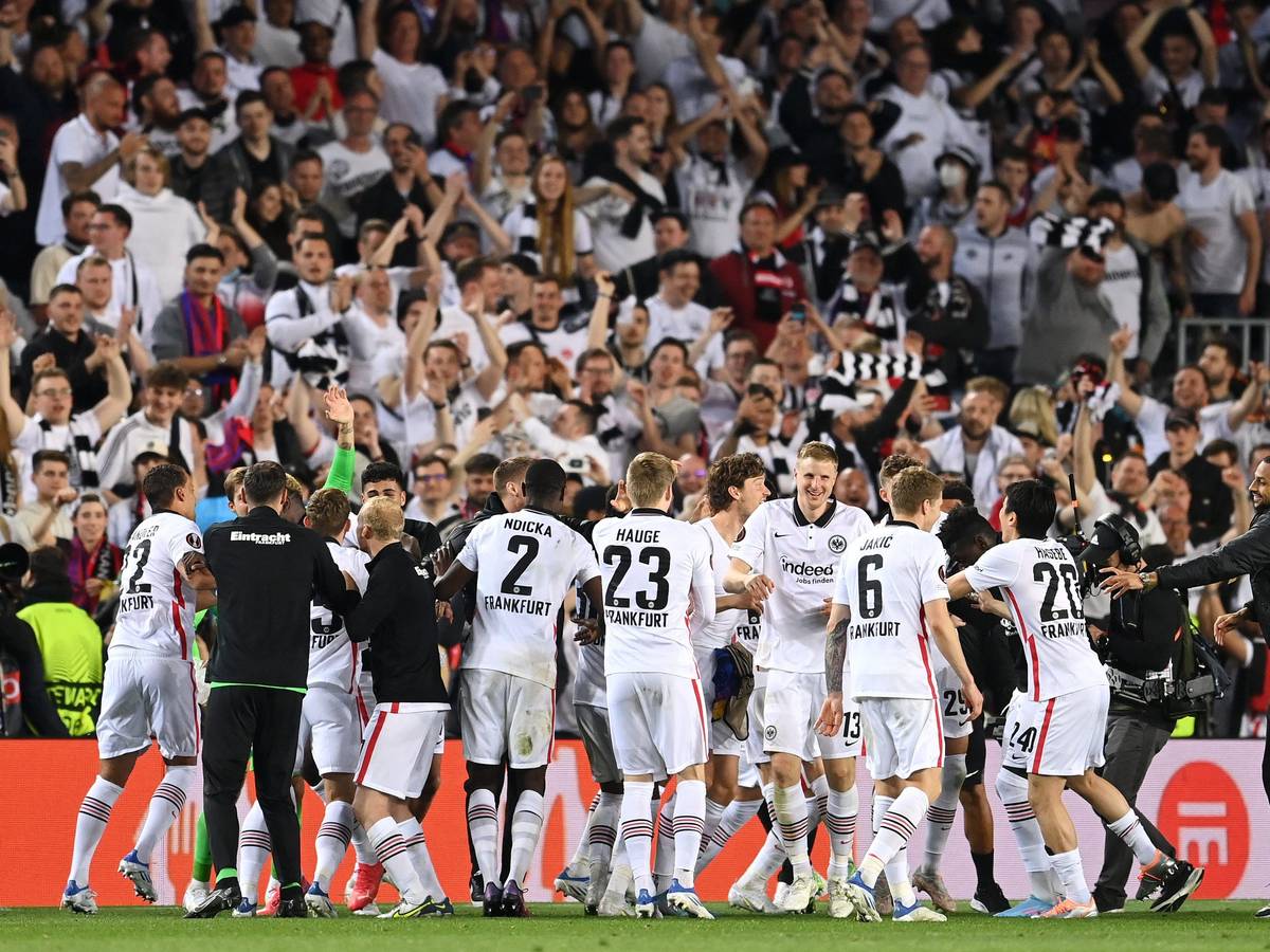 Eintracht Frankfurt jubelt vor rund 30.000 eigenen Fans in der Europa League beim FC Barcelona.