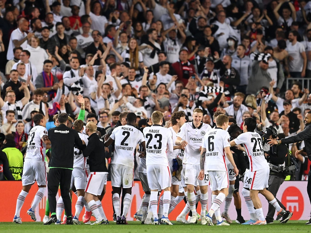 Eintracht Frankfurt jubelt vor rund 30.000 eigenen Fans in der Europa League beim FC Barcelona.
