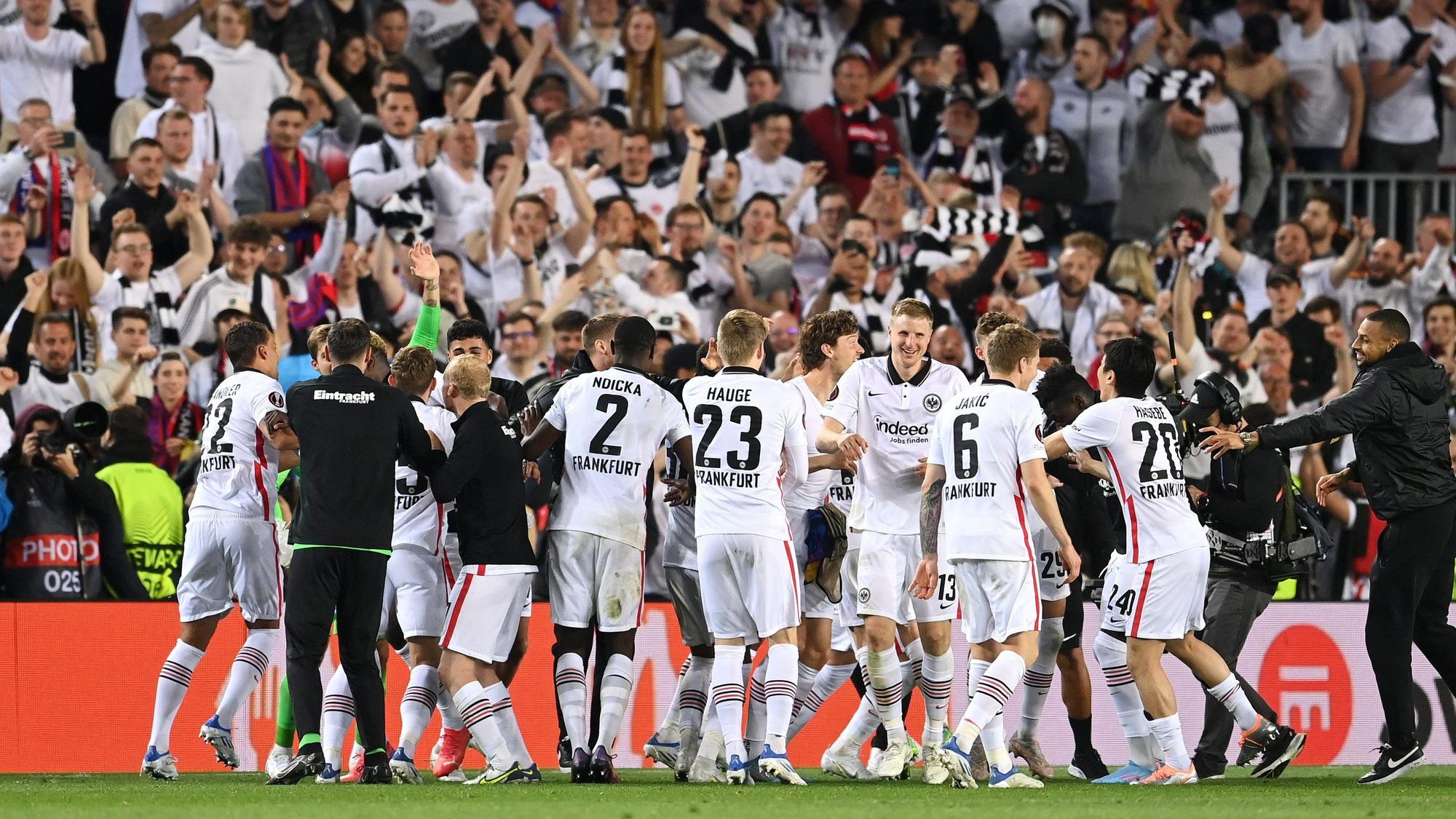 Eintracht Frankfurt jubelt vor rund 30.000 eigenen Fans in der Europa League beim FC Barcelona.