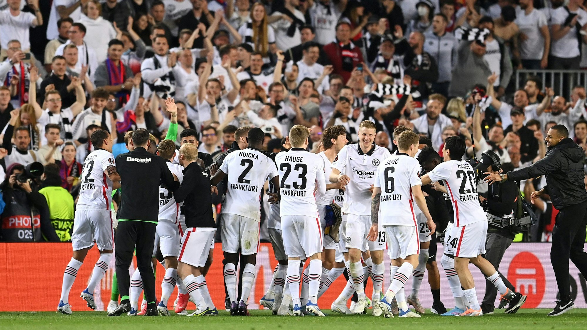 Eintracht Frankfurt jubelt vor rund 30.000 eigenen Fans in der Europa League beim FC Barcelona.