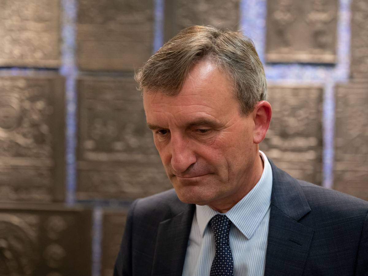 Der ehemalige Oberbürgermeister von Düsseldorf, Thomas Geisel (hier 2020 im Rathaus) sorgt mit seinen Äußerungen zur Ukraine für einen Eklat.