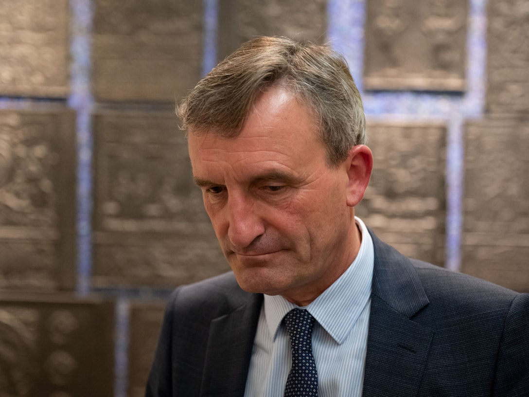 Der ehemalige Oberbürgermeister von Düsseldorf, Thomas Geisel (hier 2020 im Rathaus) sorgt mit seinen Äußerungen zur Ukraine für einen Eklat.