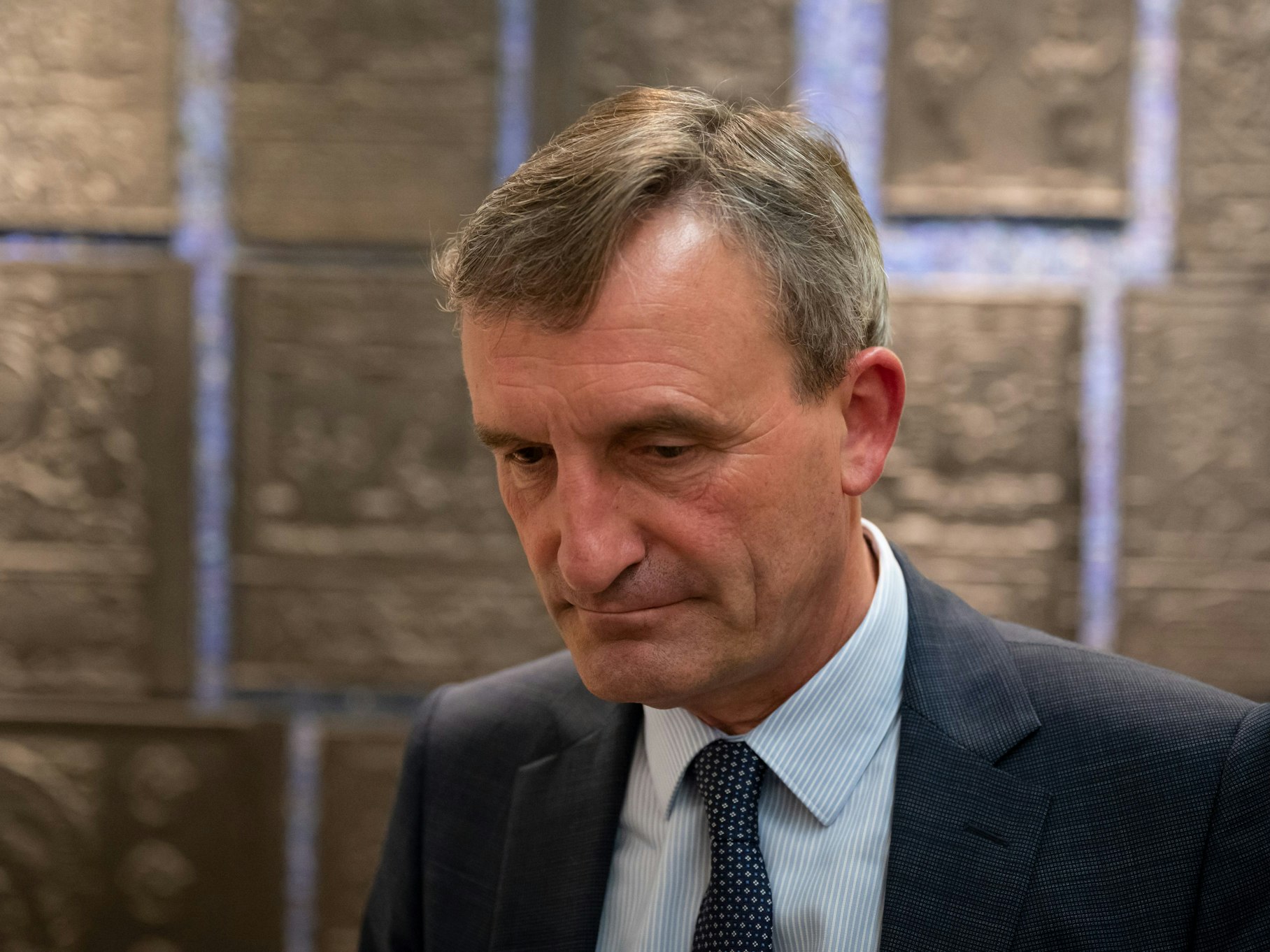 Der ehemalige Oberbürgermeister von Düsseldorf, Thomas Geisel (hier 2020 im Rathaus) sorgt mit seinen Äußerungen zur Ukraine für einen Eklat.