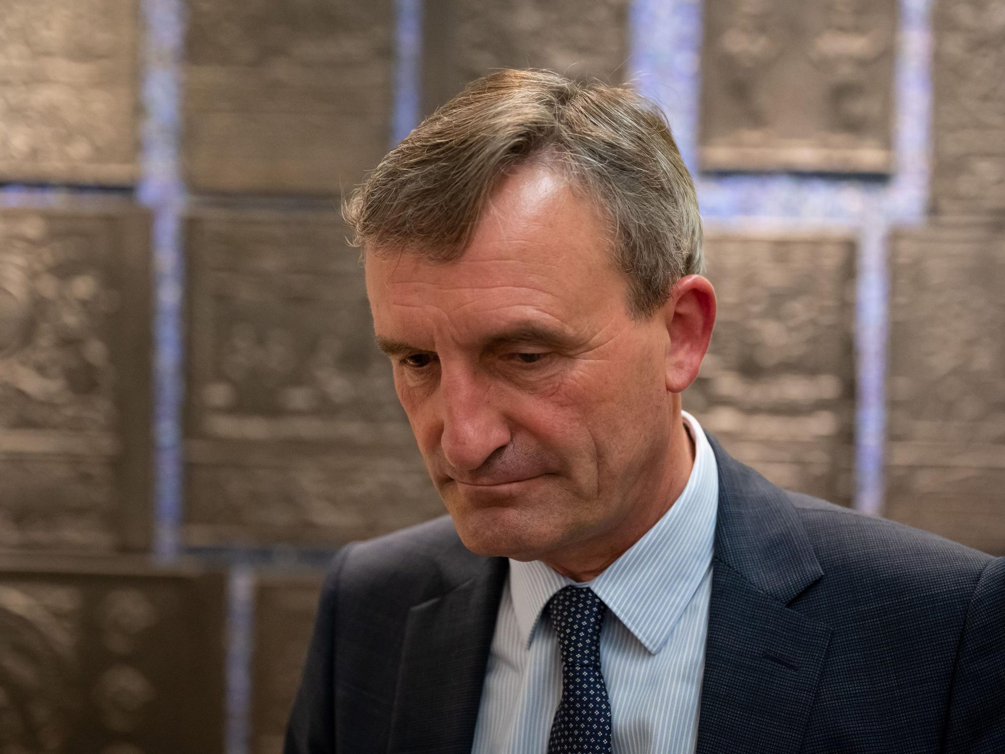 Der ehemalige Oberbürgermeister von Düsseldorf, Thomas Geisel (hier 2020 im Rathaus) sorgt mit seinen Äußerungen zur Ukraine für einen Eklat.