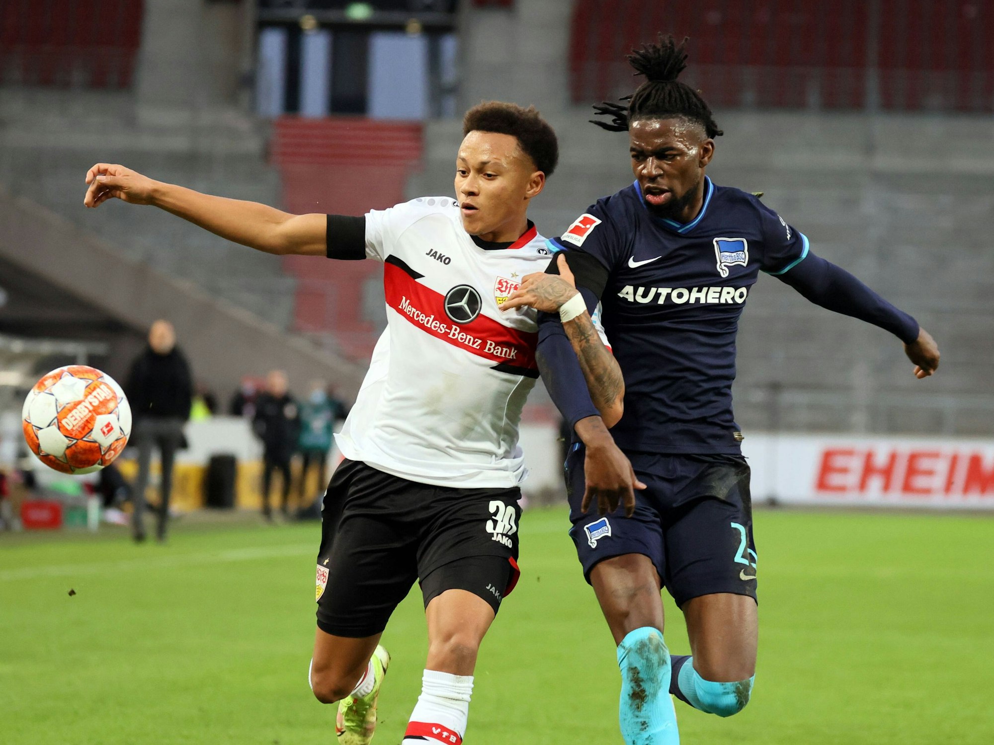 Roberto Massimo (links) vom VfB Stuttgart im Zweikampf mit Herthas Jordan Torunarigha.