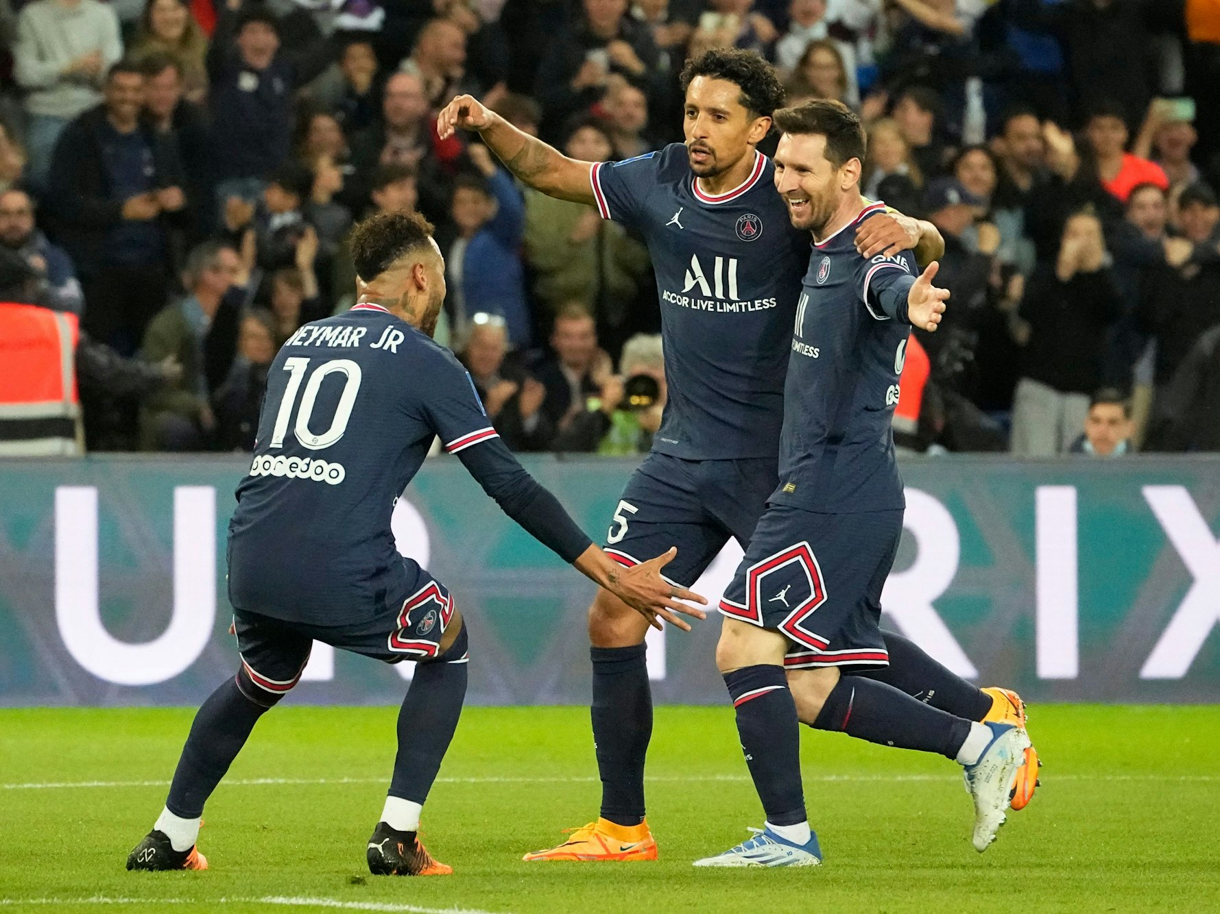 Lionel Messi, Marquinhos und Neymar jubeln über ein Tor für Paris Saint-Germain.