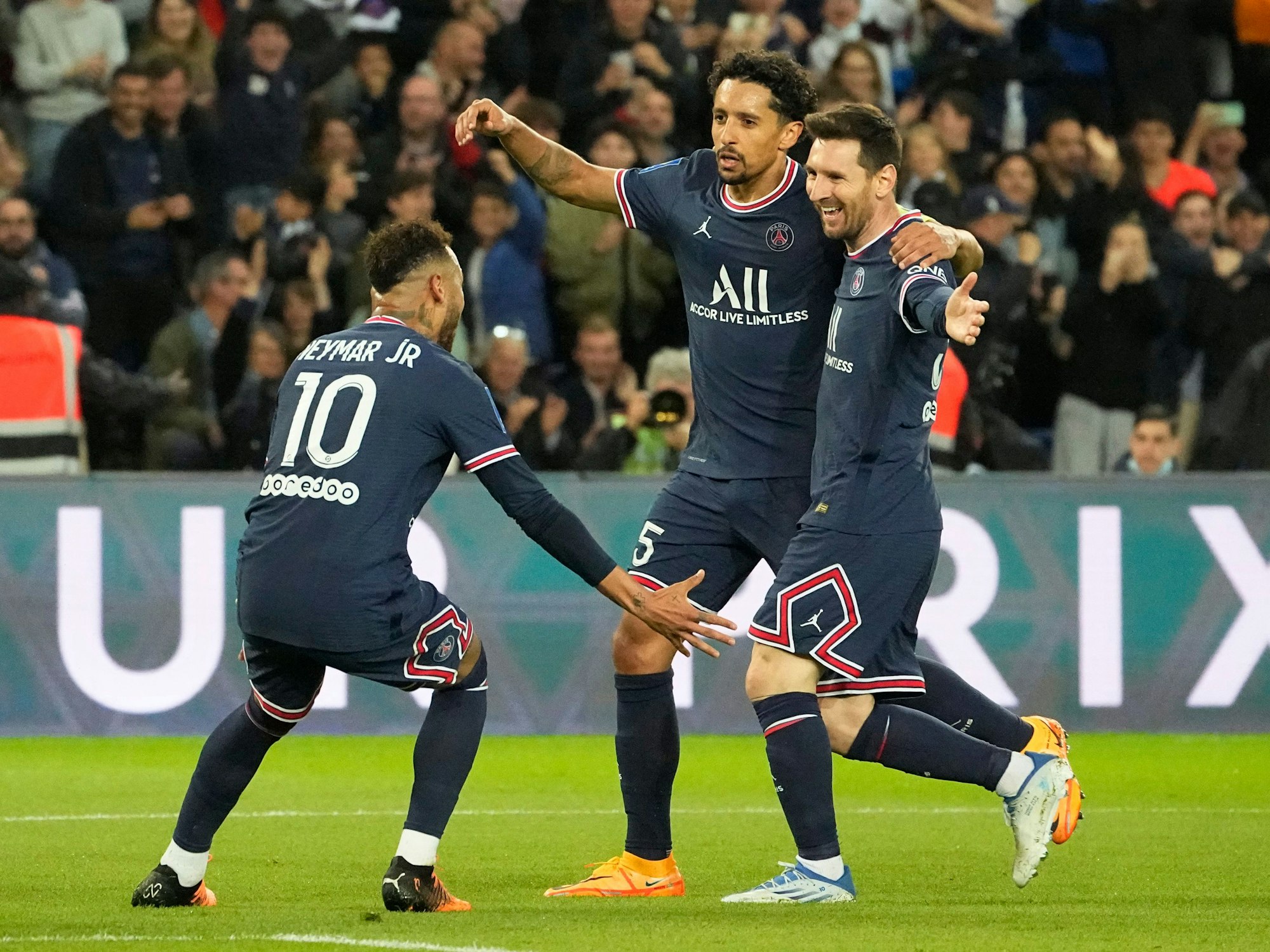 Lionel Messi, Marquinhos und Neymar jubeln über ein Tor für Paris Saint-Germain.