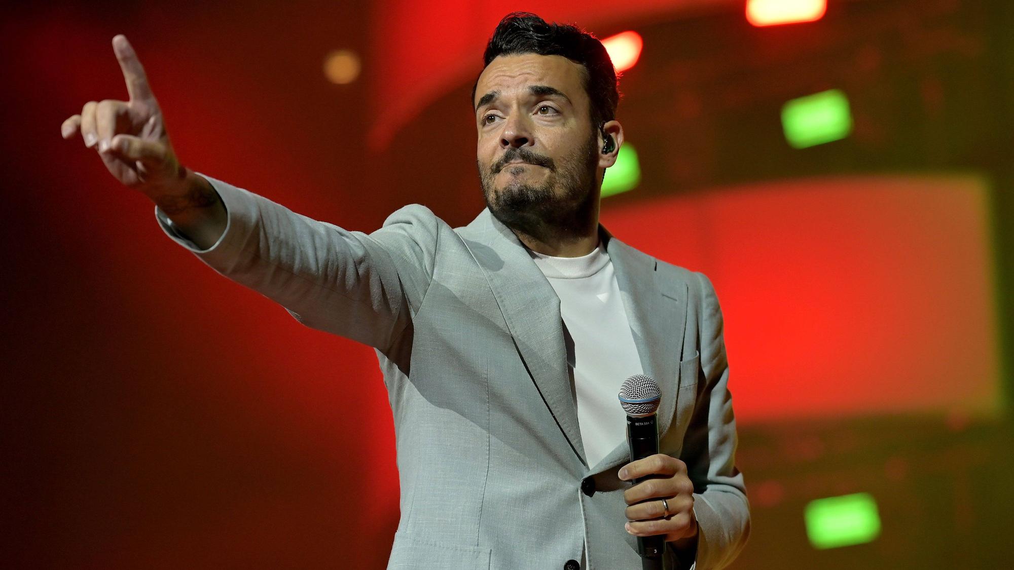 Giovanni Zarrella steht auf der Bühne der Lanxess Arena bei der Schlagernacht des Jahres.