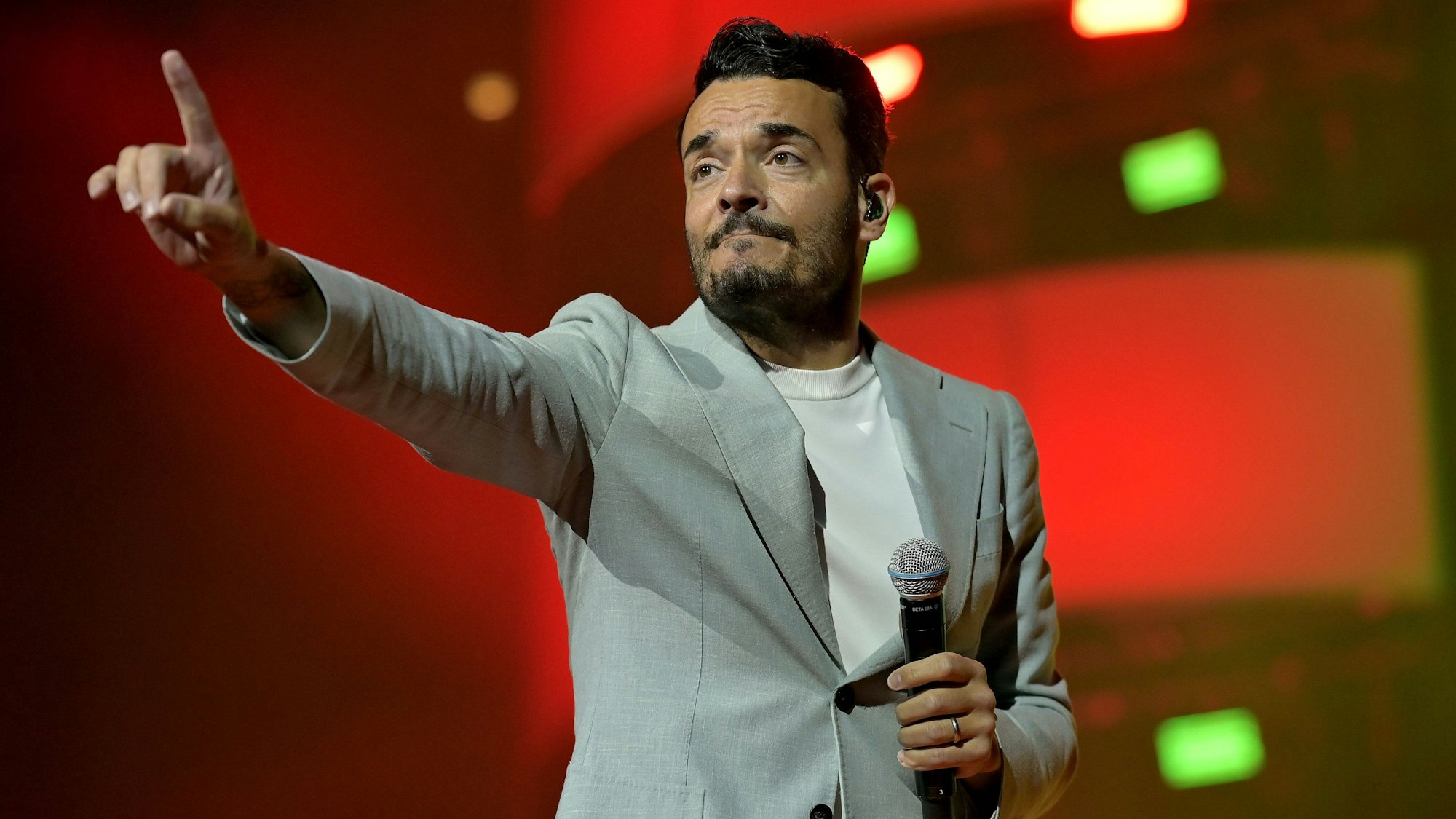 Giovanni Zarrella steht auf der Bühne der Lanxess Arena bei der Schlagernacht des Jahres.