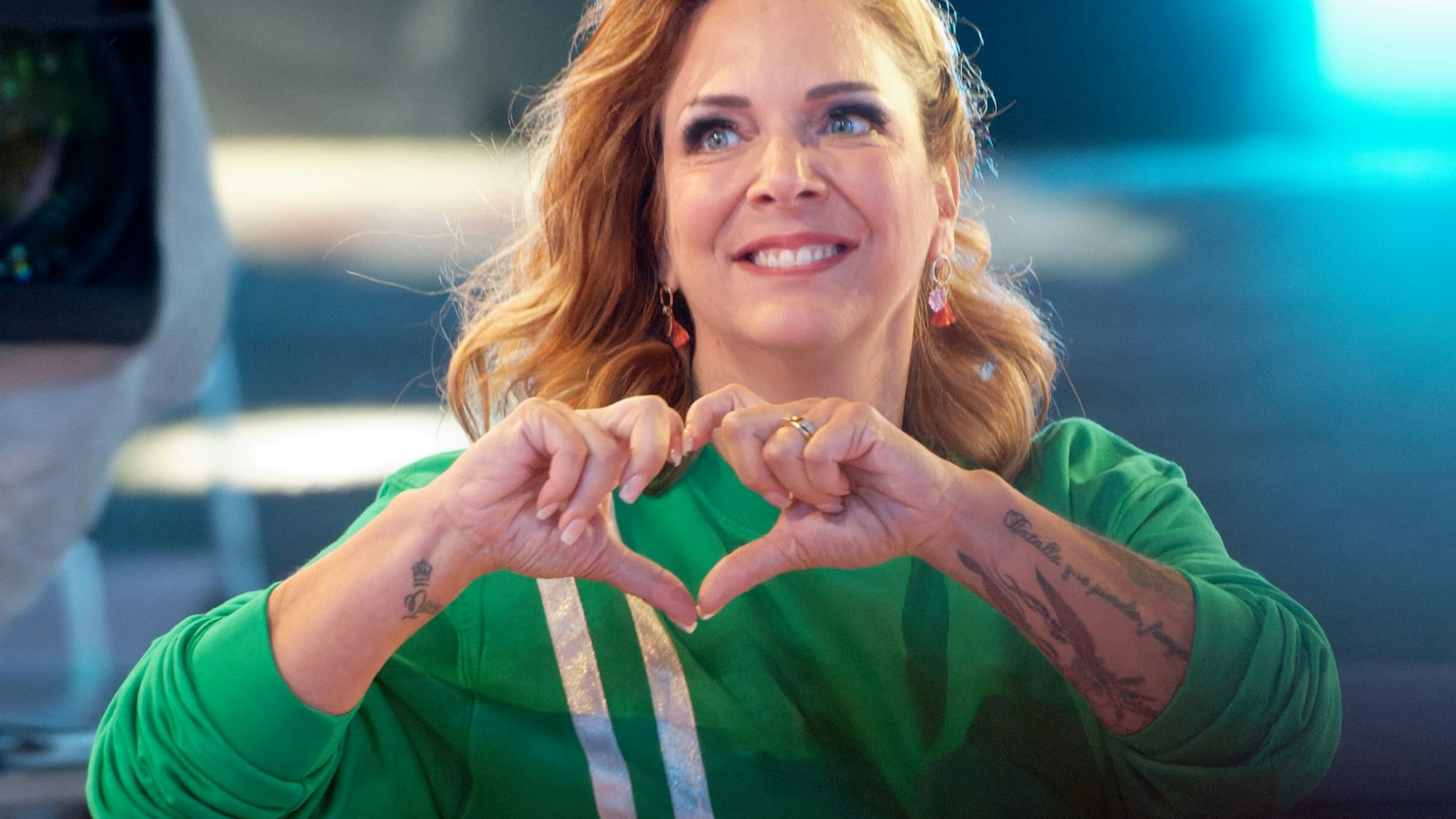 Die Teilnehmerin Danni Büchner zeigt bei der Auftaktsendung der Sat1 Fernsehshow Promi Big Brother2021 im Studio mit ihren Händen ein Herz.