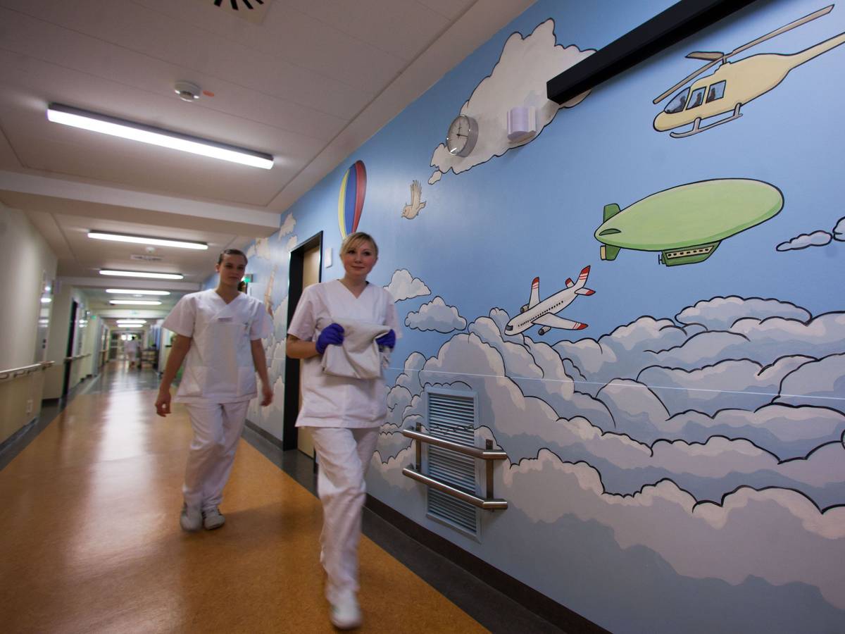 Zwei Krankenschwestern laufen am 13. Dezemeber 2011 an einem großen Wandbild auf einer Station vorbei.