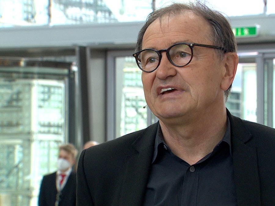 Ewald Lienen steht bei der Eröffnung des Doppelpass auf Sport1