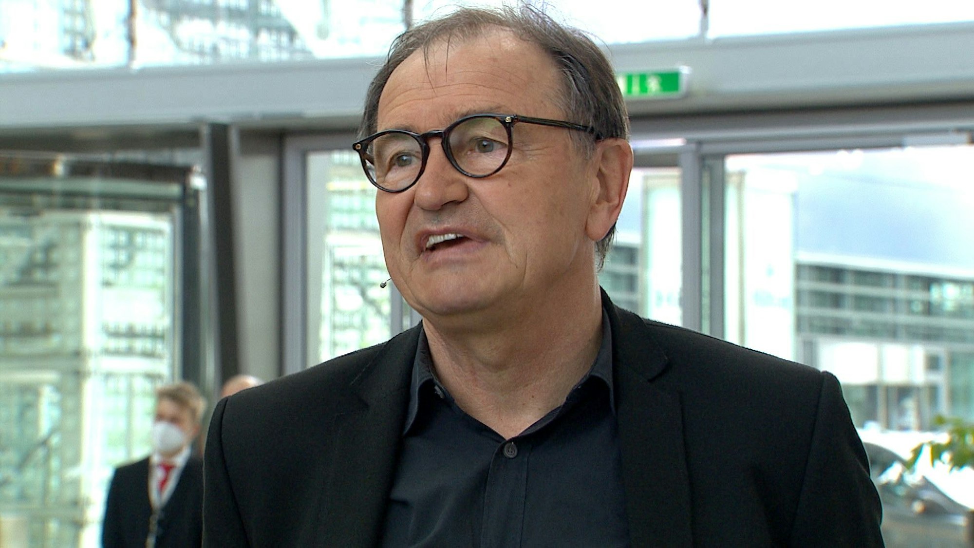 Ewald Lienen steht bei der Eröffnung des Doppelpass auf Sport1