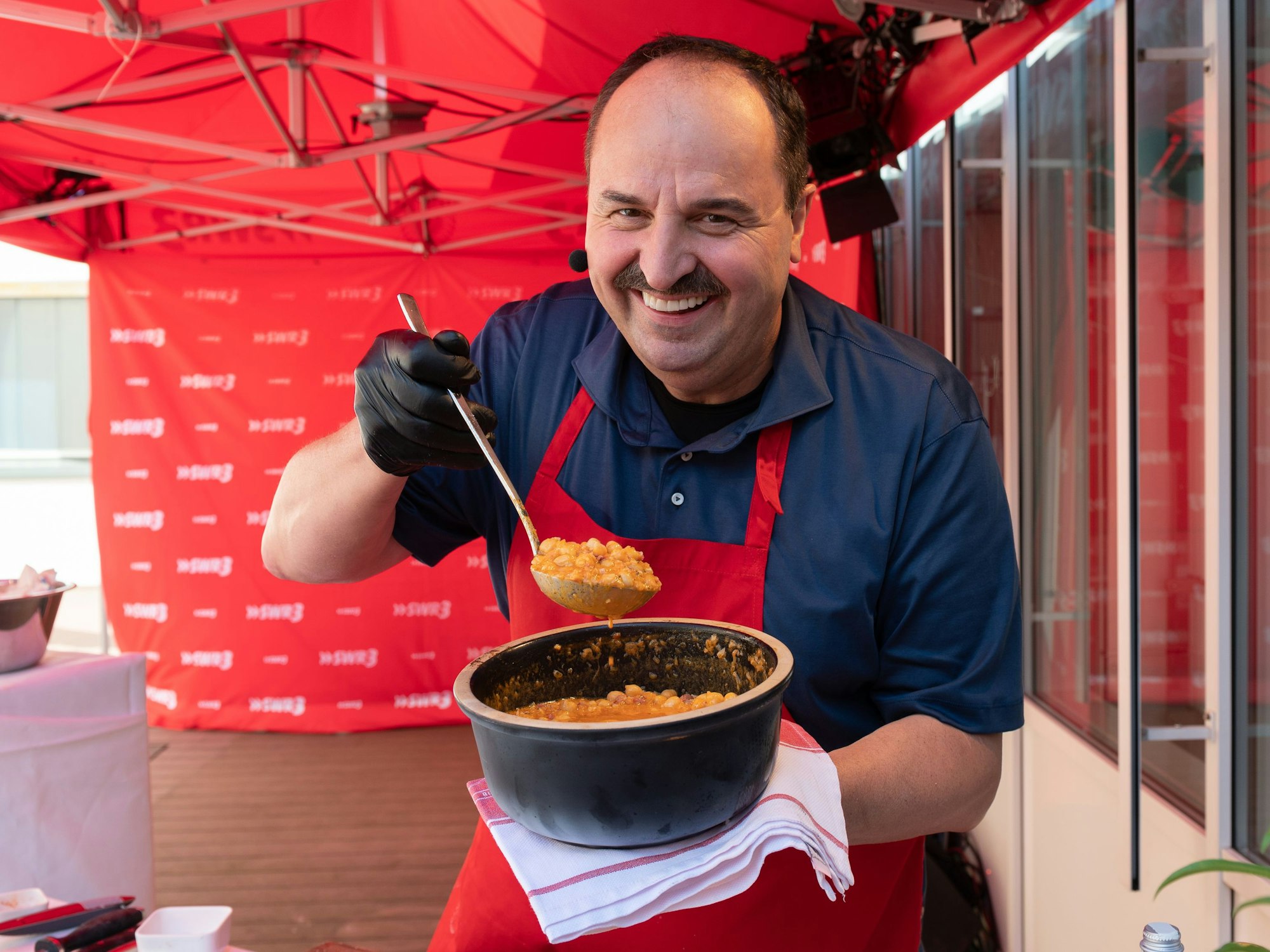 Johann Lafer präsentiert das Kichererbsengulasch.