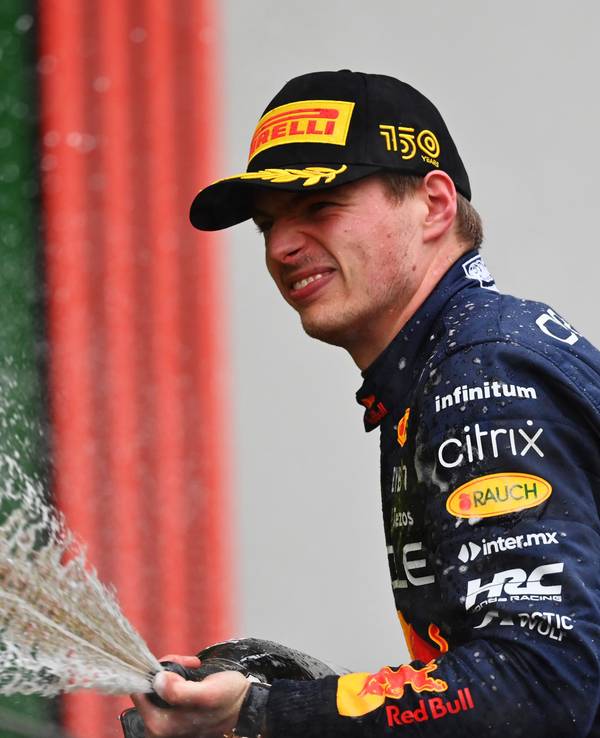 Max Verstappen feiert seinen Sieg im Rennen der Formel 1 in Imola mit der traditionellen Champagner-Dusche.