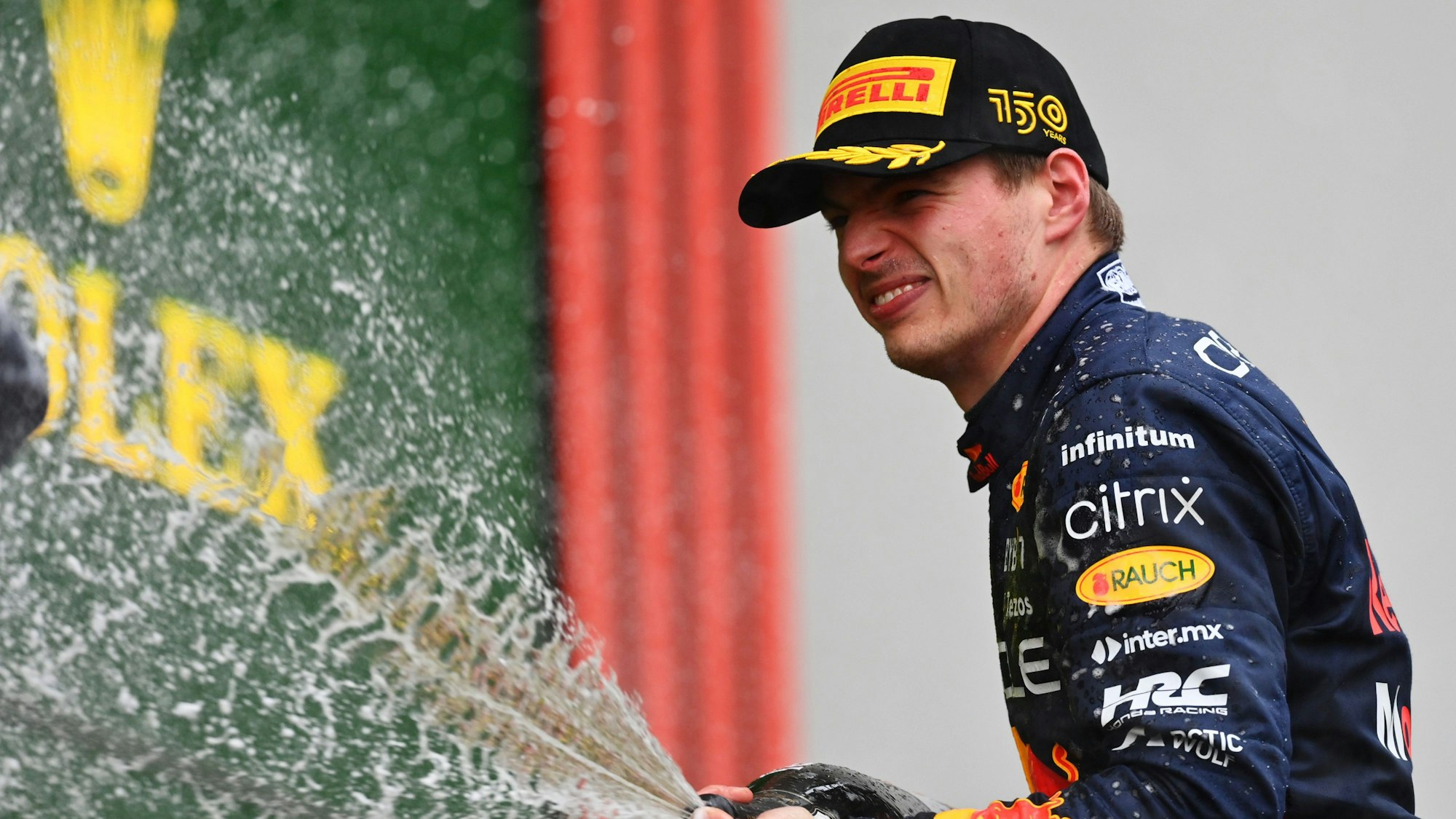 Max Verstappen feiert seinen Sieg im Rennen der Formel 1 in Imola mit der traditionellen Champagner-Dusche.